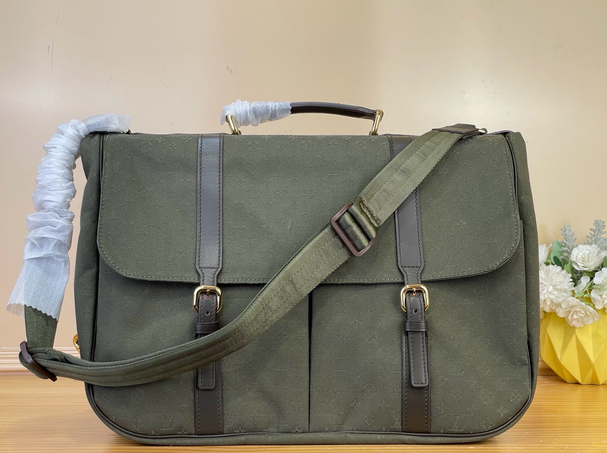 NO:939315,Top original order [SAUMUR second-hand large Gemini handbag] M42313 green/denim denim hunting bag Gemini large handbag with handle SAUMUR large handbag is made of Monogram cc cotton denim. The Saumur medium handbag shows the natural elegance of Louis Vuitton. It can be worn casually across the body for a more fashionable appeal. Size 43×30×20cm 6718075,,louis  vuitton19860909顶级原单【SAUMUR 中古大号双子星手袋】M42313 绿色/丹宁牛仔 狩猎包双子星大号手袋带手柄 SAUMUR大号手袋取材Monogram cc棉质丹宁布,制作的 Saumur中号手袋展现了路易威登自然的优雅气质.随意斜挎更显时尚感染力, 尺寸43×30×20cm 6718075,,louis vuitton,Bag