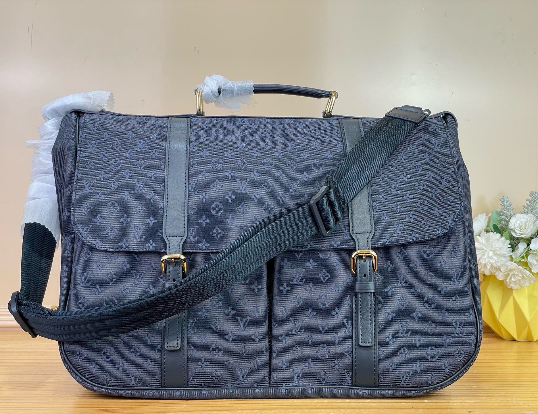 NO:939326,Top original order [SAUMUR second-hand large Gemini handbag] M42313 blue/denim denim hunting bag Gemini large handbag with handle SAUMUR large handbag is made of Monogram cc cotton denim. The Saumur medium handbag shows the natural elegance of Louis Vuitton. It can be worn casually across the body for a more fashionable appeal. Size 43×30×20cm 6718075,,louis  vuitton19860909顶级原单【SAUMUR 中古大号双子星手袋】M42313 蓝色/丹宁牛仔 狩猎包双子星大号手袋带手柄 SAUMUR大号手袋取材Monogram cc棉质丹宁布,制作的 Saumur中号手袋展现了路易威登自然的优雅气质.随意斜挎更显时尚感染力, 尺寸43×30×20cm 6718075,,louis vuitton,Bag