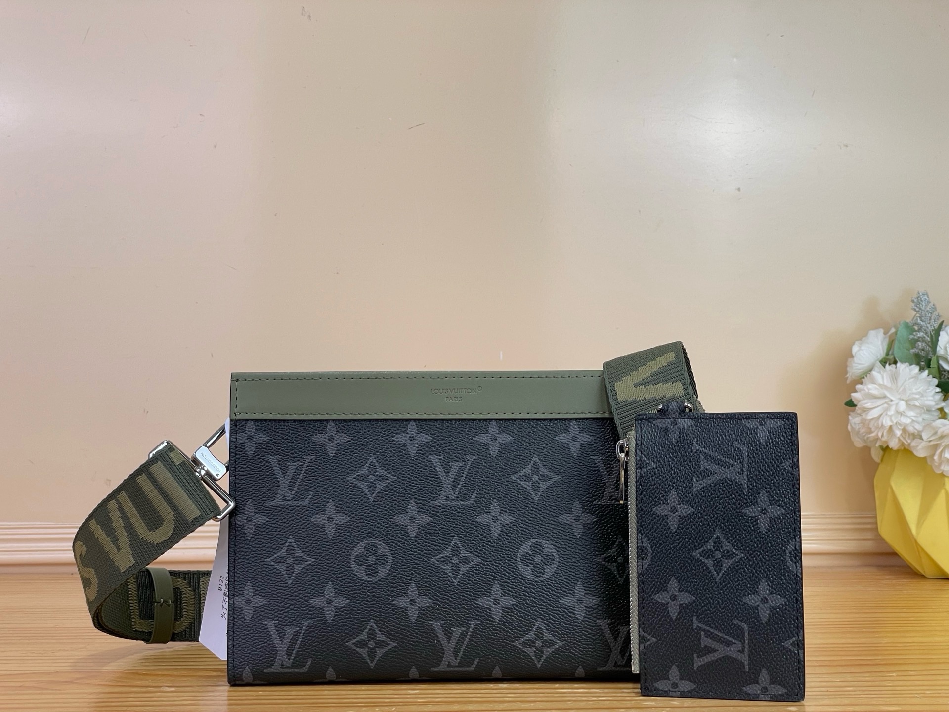 NO:939436,Top original order [GASTON Mini Crossbody Bag] M28733 Black Flower/Green This Gaston mini crossbody bag is made of Monogram Eclise 18 canvas with elegant leather elements, and is illuminated with the Louis Vuitton logo texture. The adjustable fabric shoulder strap. The detachable card holder allows easy contact-free payment. The design style is flexible and versatile, and can be easily matched with modern styles. Dimensions 22 x 14.5 x 4.5  cm.4815055 (length x height x width),,louis vuitton,satchels,crossbody bags19860909顶级原单【GASTON 迷你斜挎包】M28733 黑花/绿色 本款 Gaston 迷你斜挎包为 Monogram Eclise 18帆布融入考究皮革元素,再以路易威登标识织纹点亮可调节织物肩带.可拆卸卡夹轻松实现免触支付.设计风格灵活百搭,可与摩登造型轻松搭配. 尺寸22 x 14.5 x 4.5 厘米.4815055 (长度 x 高 x 宽),,louis vuitton,satchels,crossbody bags,Bag