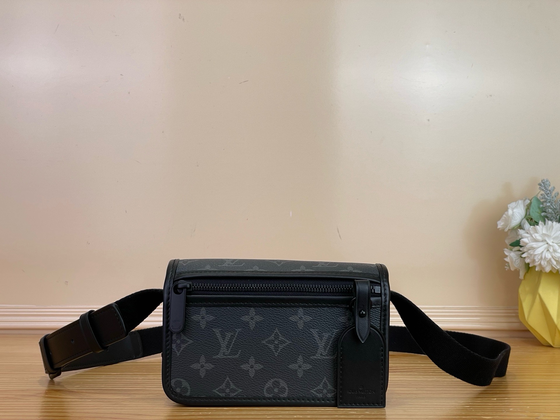 NO:939459,Top original order [BOSHORE Mini Messenger Bag] m12599 Black Flower Boshore mini handbag is named after the brand's vintage Boshore Hx series. It uses simple lines and compact structure to achieve comfortable carrying, and then uses the detachable nameplate to show its classic meaning. The adjustable fabric shoulder strap crosses the accordion ring and creates exquisite details with the zippered front pocket. Dimensions 12 x 7 x 19 cm 4815055,19860909顶级原单【BOSHORE 迷你邮差手袋】m12599 黑花 Boshore 迷你手袋得名于品牌 年代的复古 Boshore Hx系列,以简洁线条和紧凑构型成就舒适背携,再借可拆卸名牌展露经典意味.可调节织物肩带横穿风琴圈环,与拉链前袋共筑工致细节. 尺寸12 x 7 x 19 厘米 4815055,,Bag