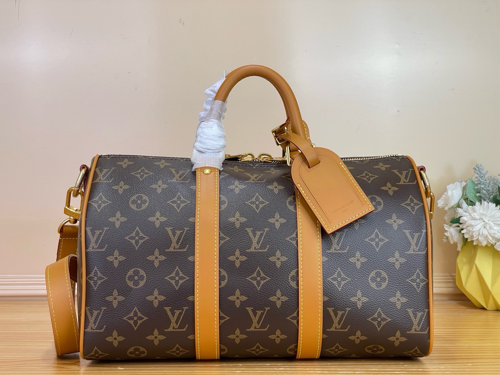 NO:939477,Top original order [KEEPALL BANDOULIRE 35 handbag] M2A presbyopia (vintage PVC) This Keepall Bandoulière 35 handbag uses Monogram Archive hx coated canvas to show the brand's classic charm, and then uses distressed cow leather to outline the side straps, top handles, name tags and trims, adding the finishing touch to the retro design. The detachable and adjustable leather shoulder strap provides shoulder and crossbody experience. Size 34 x  21 x 16 cm 5516065 (length x height x width),,cowhide19860909顶级原单【KEEPALL BANDOULIRE 35 手袋】M2A老花（ 复古 PVC) 本款 Keepall Bandoulière 35 手袋以 Monogram Archive hx涂层帆布展现品牌经典韵致,再借做旧牛皮革勾勒侧边饰带、顶部手柄、姓名牌和镶边,为复古设计注入点睛之笔.可拆卸并调节的皮革肩带提供肩背和斜挎体验. 尺寸34 x 21 x 16 厘米 5516065 (长度 x 高 x 宽),,cowhide,Bag