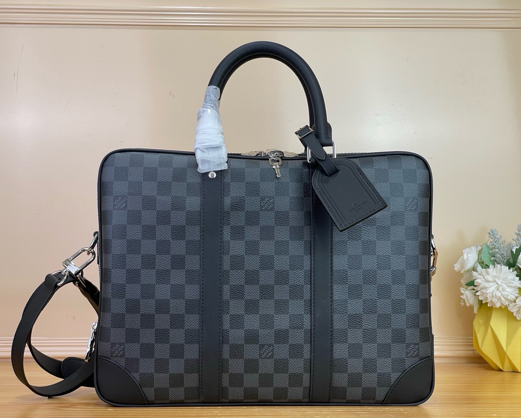 NO:939462,Top original item [VOYAGE Briefcase - Double Zipper] N40485 Black Check Voyage Large Briefcase is a space upgrade on the classic Attaché hx briefcase. Damier Grahite canvas body combined with cow leather trim, with reinforced side straps and top handle. Padded inner compartment to store laptop, double patch pockets and zipper pockets for rich functionality. Dimensions 39.5 x 29 x 9 cm  6517075,,cowhide19860909顶级原单【VOYAGE 公文包-双拉链】N40485 黑格 Voyage 大号公文包在经典 Attaché hx公文包之上实现空间升级.Damier Grahite 帆布包身结合牛皮革饰边,搭配加固侧带和顶部手柄.加衬内隔层可收纳笔记本电脑,双贴袋和拉链袋丰富功能性. 尺寸39.5 x 29 x 9 厘米 6517075,,cowhide,Bag