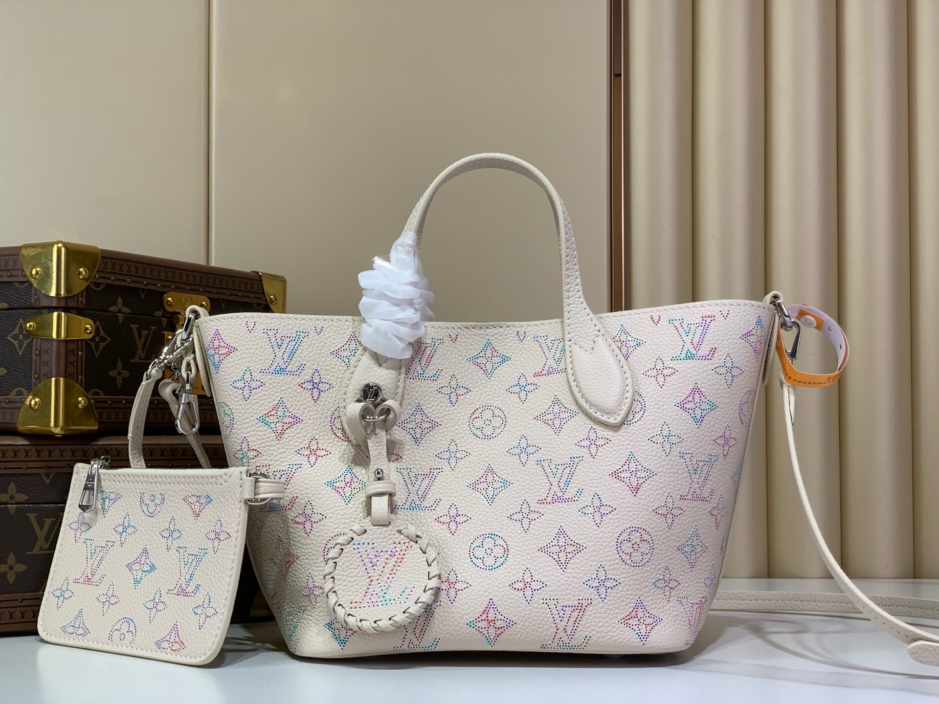 NO:939449,Top original order [BLOSSOM small handbag] m21990 white/purple (hollow-gradient) This Blossom ys small handbag renders the trendy colors of the season and debuts in the Mahina Couture Ys series with a new look. The cow leather bag body is integrated with perforated patterns and woven embroidery details, which contrast with the Yingze metal parts. The LV decoration is easy to remove at will, and the adjustable shoulder strap allows for flexible carrying. Size 20 x 20 x  12.5 cm.9085085 (length x height x width),,louis vuitton,cowhide19860909顶级原单【BLOSSOM 小号手袋】 m21990白色/紫色（镂空-渐变） 本款 Blossom ys小号手袋渲染当季潮流色调,以崭新面貌亮相 Mahina Couture Ys系列.牛皮革包身融入穿孔图案和编织刺绣细节,与莹泽金属件相映成趣.LV 装饰便于随心拆卸,可调节肩带实现灵活背携. 尺寸20 x 20 x 12.5 厘米.9085085 (长度 x 高 x 宽),,louis vuitton,cowhide,Bag