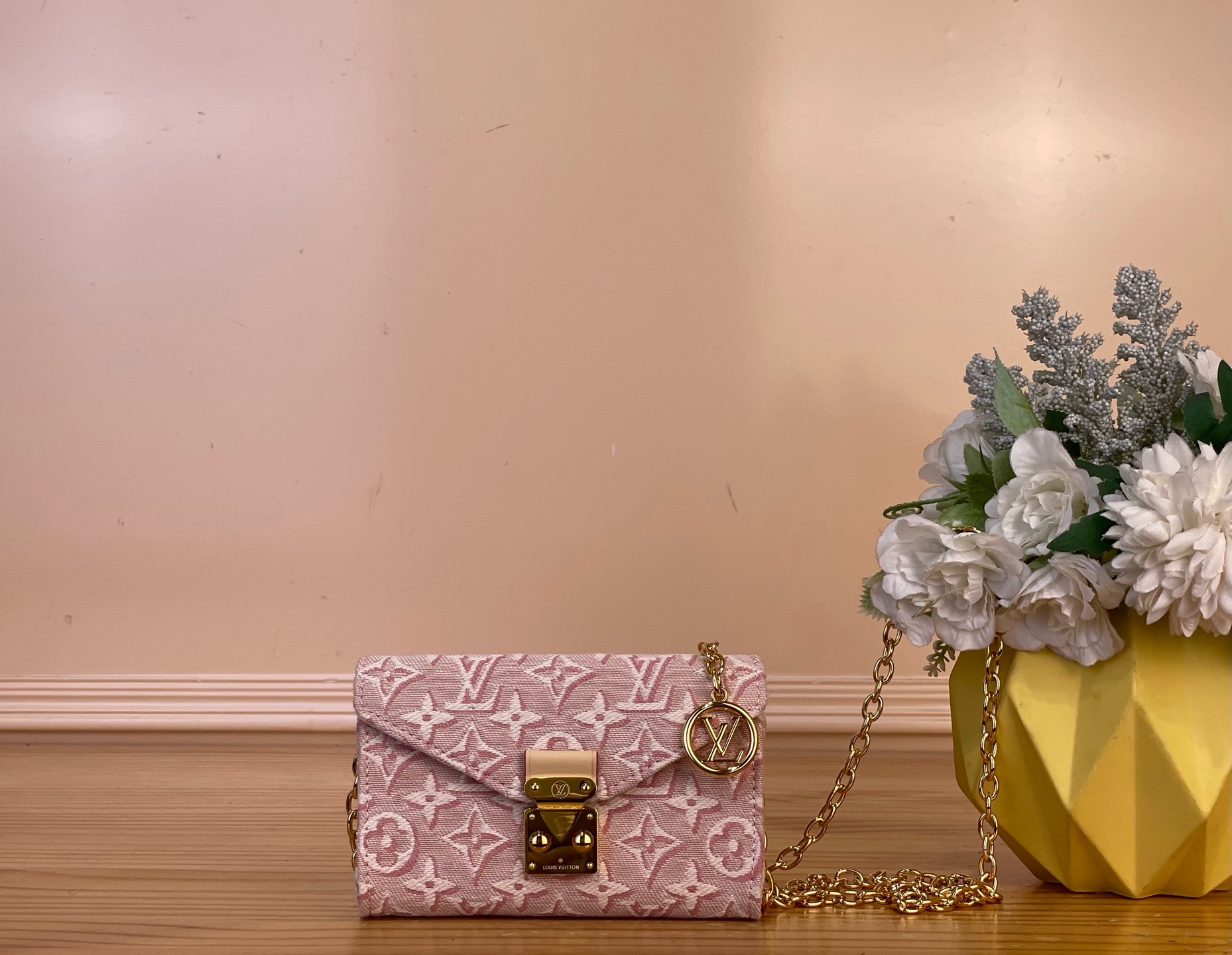 NO:939470,Top original item [OUCH METIS belt] M4930Z pink (jacquard) This LV ouch Metis 18 belt reinterprets the classic design with elegant brushstrokes, showing an eclectic mix of traditional aesthetics and modern functions. The Yingze chain can be worn alone to inject lightness and vitality into various looks, or it can be used in combination with the accompanying colorful Monogram jacquard storage bag to carry personal small items elegantly. Size 13.5x 8  cm.3814055,,louis vuitton19860909顶级原单【OUCH METIS 腰带】 M4930Z 粉色（提花） 本款 LV ouch Metis 18腰带以考究笔触重绎经典设计,展现传统美学与摩登功能的兼收并蓄.莹泽链条既可单独佩戴,为各式造型注入轻逸活力,亦可与随附的绚彩 Monogram 提花收纳袋组合使用,令个人小物优雅随行. 尺寸13.5x 8 厘米.3814055,,louis vuitton,Bag
