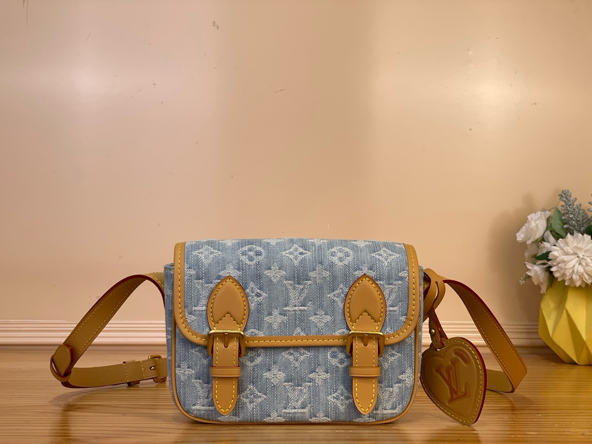 NO:939463,Top original order [SATCHEL Mini Crossbody Bag] M2A647 Blue/Denim This Satchel mini crossbody bag is made of Monogram Denim hl with leather trim and shoulder strap, embellished with the same leather heart-shaped decorative label. The mini messenger bag shape is supplemented by a magnetic buckle flap closure. The proportion of the bag is appropriate, with patch pockets on the inside and back, cleverly storing daily needs. Dimensions 19.5 x 15 x 6 cm 4815055  (length x height x width), satchels, crossbody bags19860909顶级原单【SATCHEL 迷你斜挎包】M2A647 蓝色/牛仔 本款 Satchel 迷你斜挎包以 Monogram Denim hl搭配皮革饰边与肩带,点缀同款皮革心形装饰标签.迷你邮差包造型辅以磁扣翻盖开合.包身比例恰宜,内侧与背面各设贴袋,巧妙收纳日常所需. 尺寸19.5 x 15 x 6 厘米 4815055 (长度 x 高 x 宽),,satchels,crossbody bags,Bag