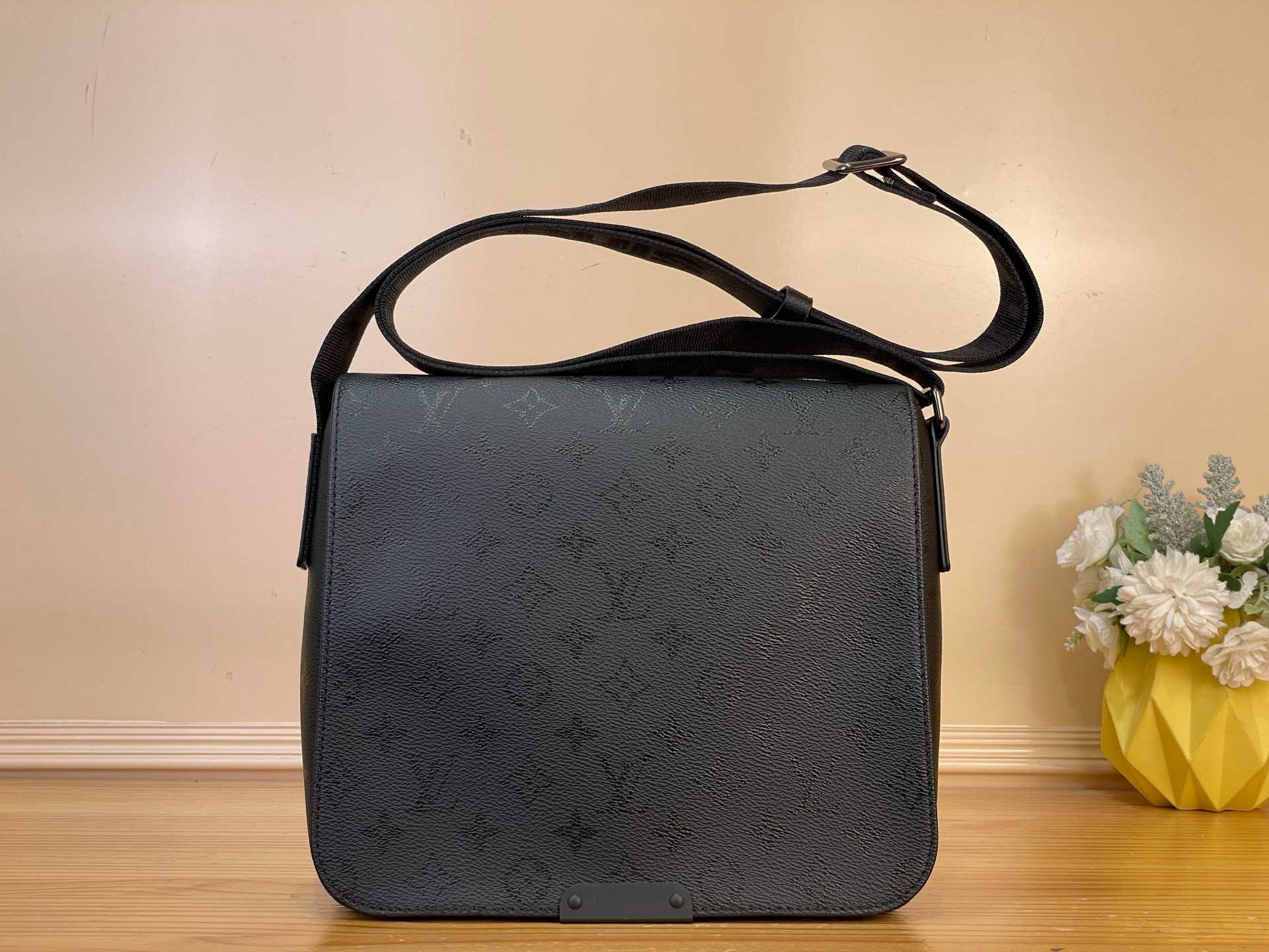 NO:939469,Upgraded version [BASTILLE Small Handbag] M2A Black Flower Silk Print This Bastille small messenger bag is made of Monogram Midnight hx coated canvas to create a classic silhouette, highlighting the exquisite craftsmanship inherited by the brand. The proportions are well designed, allowing tablets and other daily necessities to be organized in an orderly manner, and the zipper pocket on the back adds convenient functions. The adjustable fabric shoulder strap allows you to switch between various carrying methods. Dimensions 23 x 27 x 8 cm  5216065 (length x height x width),19860909升级版【BASTILLE 小号手袋】M2A 黑花丝印 本款 Bastille 小号邮差包以 Monogram Midnight hx涂层帆布塑造经典廓形,彰显品牌传承的精湛匠艺.比例设计考究得宜,令平板电脑和其他日常所需实现有序归集,背面拉链袋再添便捷功能.巧用可调节织物肩带,多种背携方式随心切换. 尺寸23 x 27 x 8 厘米 5216065 (长度 x 高 x 宽),,Bag