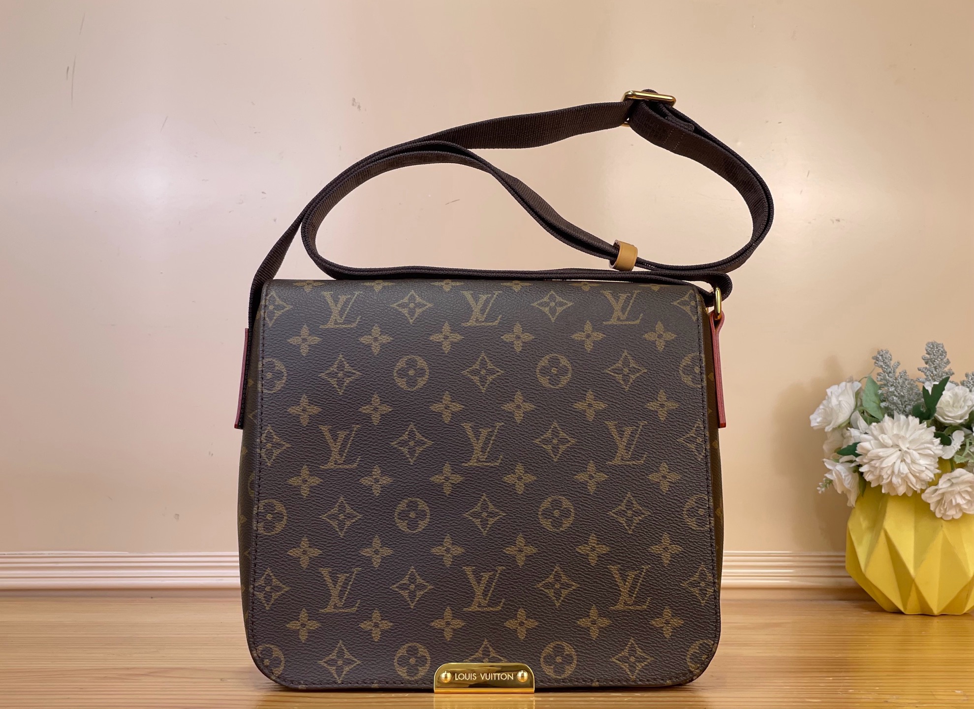 NO:939473,Upgraded version [BASTILLE small handbag] M2A191 Presbyopia This Bastille small handbag is made of Monogram Archive hx coated canvas, which optimizes the original Bastille handbag design with a compact and lightweight structure without losing functional considerations. The adjustable fabric shoulder strap provides shoulder and crossbody options, making it easy to carry tablets and other daily necessities. Dimensions 23 x 27 x 8 cm 5215055 (length x  height x width),19860909升级版【BASTILLE 小号手袋】M2A191 老花 本款 Bastille 小号手袋取材 Monogram Archive hx涂层帆布,以紧凑轻盈的构型优化原版 Bastille 手袋设计,同时又不失功能考量.可调节织物肩带提供肩背与斜挎选择,令平板电脑和其他日常所需轻松随行. 尺寸23 x 27 x 8 厘米 5215055 (长度 x 高 x 宽),,Bag