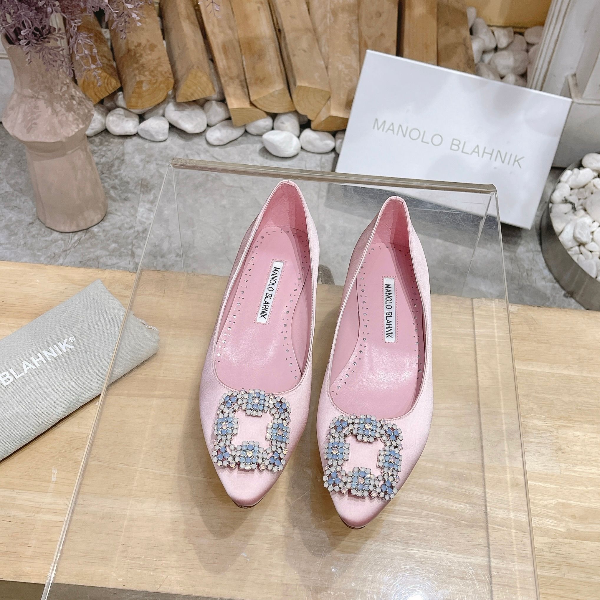 NO:233219,【Manolo Blahnik】Latest upgraded version-Yongjing Heng classic model!  Absolutely authentic version purchased, super exquisite one to zero distance creation!  Create the best shoes with the best materials!  Materials: pure silk material imported from Italy!  Top lamb-grade skin inner!  Italy has a big leather bottom!  Diamond buckles (gray diamonds, white diamonds, Swarovski rhinestones) are welcome to compare things in real terms!  34-42 (34.40.41.42 is required to do return and exchange) Heel height 2cm 5cm 7cm 10cm Price, high heels, manolo blahnik, swarovski, high heels19860909【Manolo Blahnik】最新升级版—永经恒典款！绝对正品版原购入 超精致一比一零离距打造！用最好料材打造最好鞋子！ 材料意大利进口纯真面丝料！顶羊级皮内里！意大利真大皮底！ 钻扣（灰钻、白钻、施华洛世奇水钻）欢迎大家实对物比！ 码数34－42（34.40.41.42定不做退换） 跟高2cm 5cm 7cm 10cm 价格,高跟鞋,manolo blahnik,swarovski,high heels,Women's Shoes