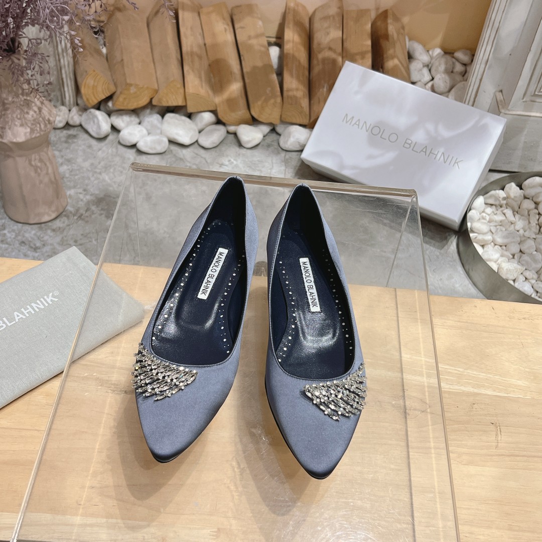 NO:233225,MANOLO BLAHNlK New crystal decorative forged light-mouthed shoes MB has always been the beautiful shoes that every girl dreams of. Mr Big in the city, took it to Carrie. So many years have passed, women still love MB. The top quality of purchasing agents creates a luxurious peak 1:1 customization Original custom imported silk original imported silk original Italian imported leather sole 34-42 (34:40:41:42 customization without return) Heel height; flat sole, 7cm, single shoes, manolo blahnik, manolo blahnik, silk fabric19860909MANOLO BLAHNlK 新款水晶装饰锻布浅口鞋 MB一直是每个女生梦寐以求的美鞋 欲望都市中Mr Big拿着它向Carrie求婚 这么多年过去了 女人们依旧爱着MB.代购级最顶级品质 打造奢华顶峰之作  1:1定制 原版定制进口绸缎 原版意大利进口真皮底 34-42（34:40:41:42定制不退换） 跟高；平底、7cm、,单鞋,manolo blahnik,manolo blahnik,silk fabric,Women's Shoes