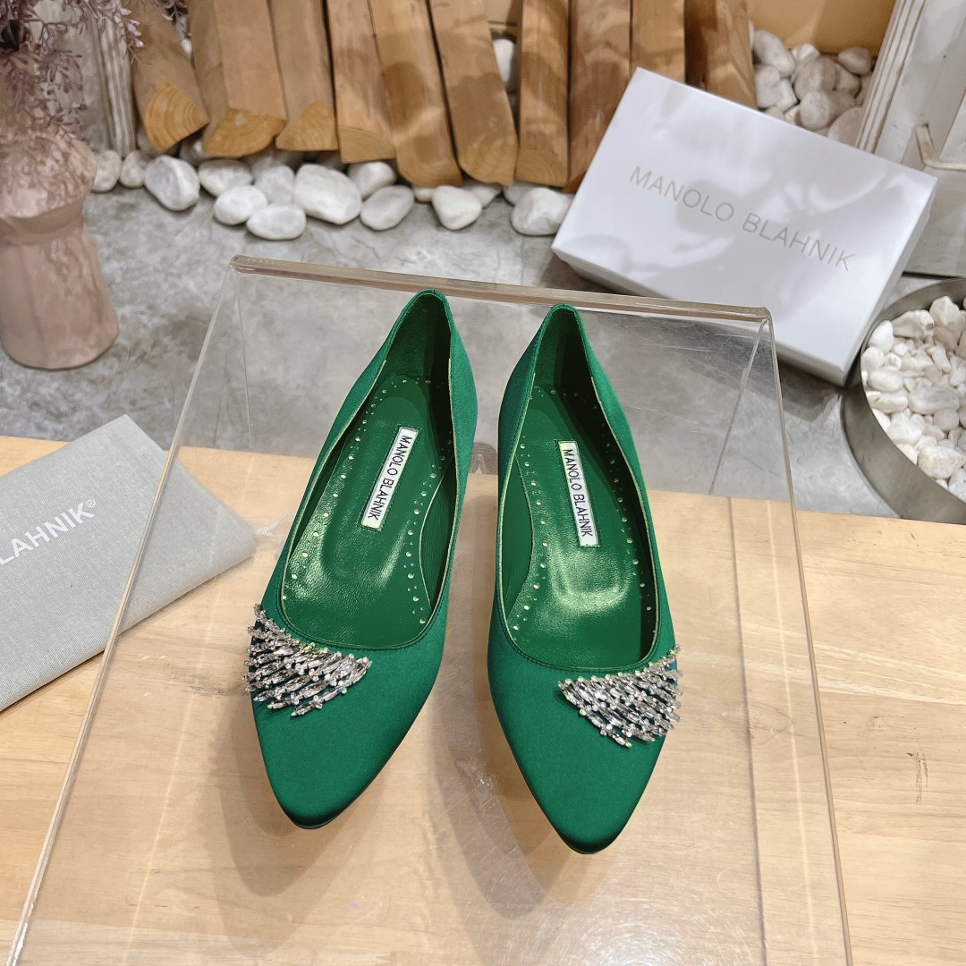 NO:233228,MANOLO BLAHNlK New crystal decorative forged light-mouthed shoes MB has always been the beautiful shoes that every girl dreams of. Mr Big in the city, took it to Carrie. So many years have passed, women still love MB. The top quality of purchasing agents creates a luxurious peak 1:1 customization Original custom imported silk original imported silk original Italian imported leather sole 34-42 (34:40:41:42 customization without return) Heel height; flat sole, 7cm, single shoes, manolo blahnik, manolo blahnik, silk fabric19860909MANOLO BLAHNlK 新款水晶装饰锻布浅口鞋 MB一直是每个女生梦寐以求的美鞋 欲望都市中Mr Big拿着它向Carrie求婚 这么多年过去了 女人们依旧爱着MB.代购级最顶级品质 打造奢华顶峰之作  1:1定制 原版定制进口绸缎 原版意大利进口真皮底 34-42（34:40:41:42定制不退换） 跟高；平底、7cm、,单鞋,manolo blahnik,manolo blahnik,silk fabric,Women's Shoes