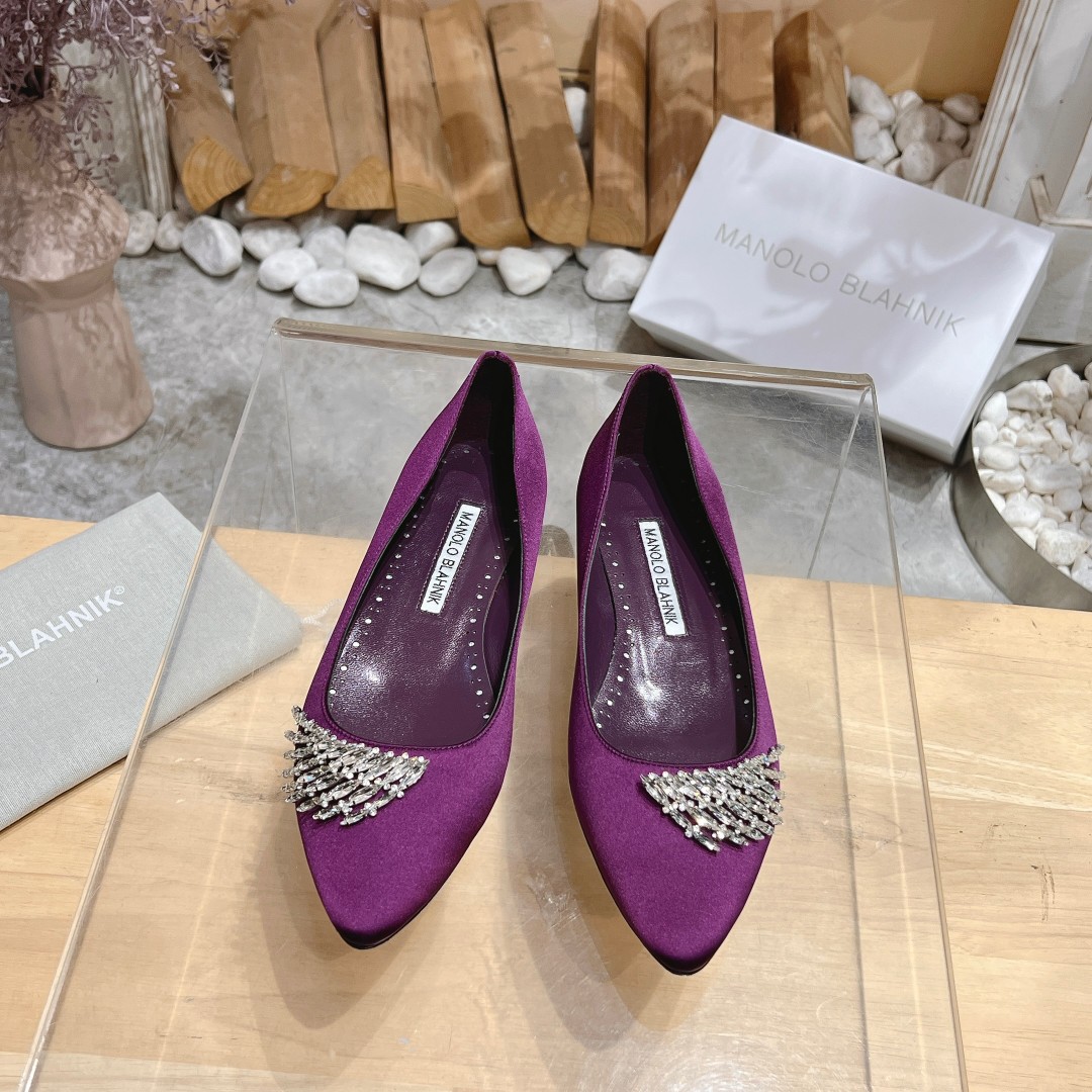 NO:233206,MANOLO BLAHNlK New crystal decorative forged light-mouthed shoes MB has always been the beautiful shoes that every girl dreams of. Mr Big in the city, took it to Carrie. So many years have passed, women still love MB. The top quality of purchasing agents creates a luxurious peak 1:1 customization Original custom imported silk original imported silk original Italian imported leather sole 34-42 (34:40:41:42 customization without return) Heel height; flat sole, 7cm, single shoes, manolo blahnik, manolo blahnik, silk fabric19860909MANOLO BLAHNlK 新款水晶装饰锻布浅口鞋 MB一直是每个女生梦寐以求的美鞋 欲望都市中Mr Big拿着它向Carrie求婚 这么多年过去了 女人们依旧爱着MB.代购级最顶级品质 打造奢华顶峰之作  1:1定制 原版定制进口绸缎 原版意大利进口真皮底 34-42（34:40:41:42定制不退换） 跟高；平底、7cm、,单鞋,manolo blahnik,manolo blahnik,silk fabric,Women's Shoes