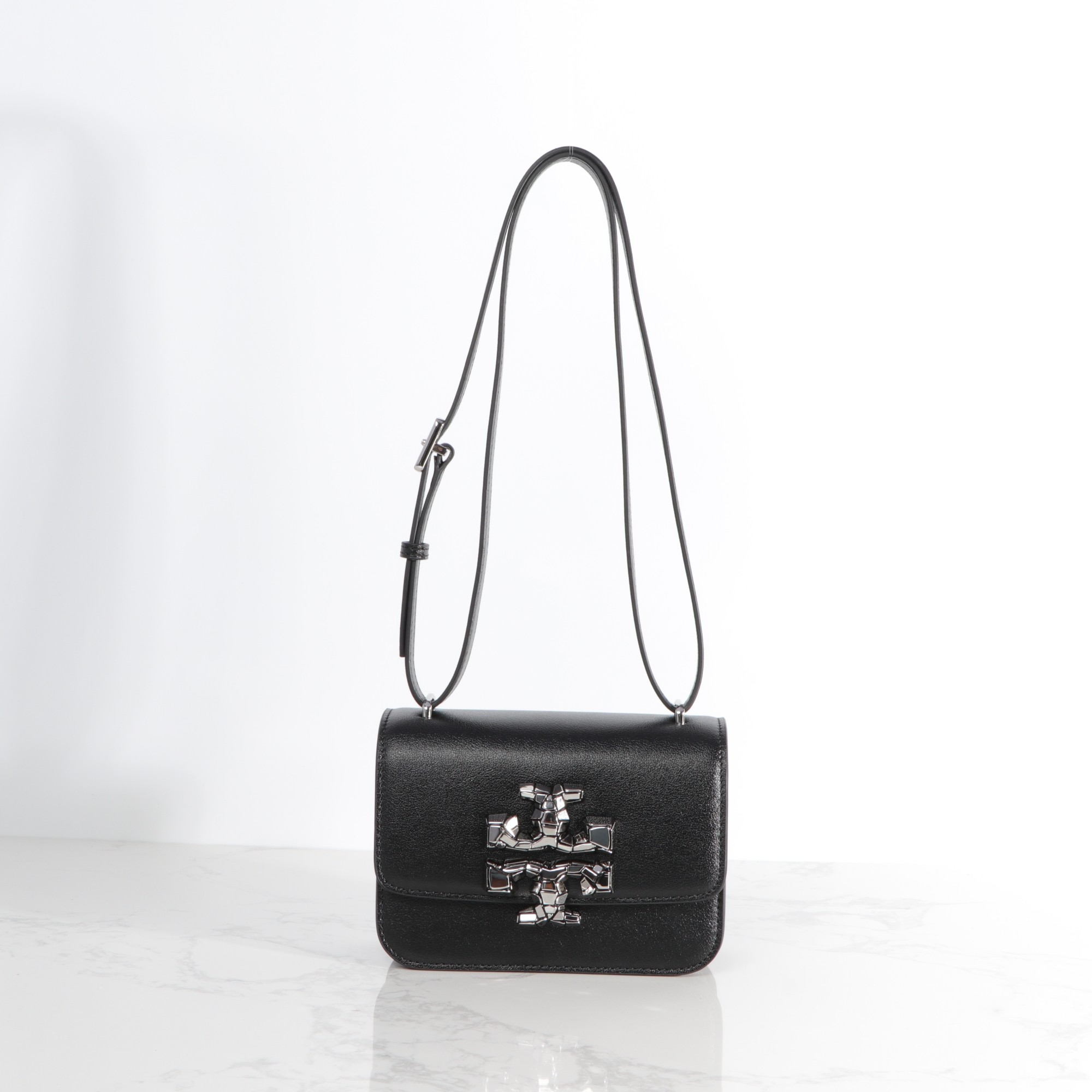 Tory Burch ～426# 包款全新设计光滑金属饰件 开边珠材质的 尽显盒子包的简约线条 工艺精湛