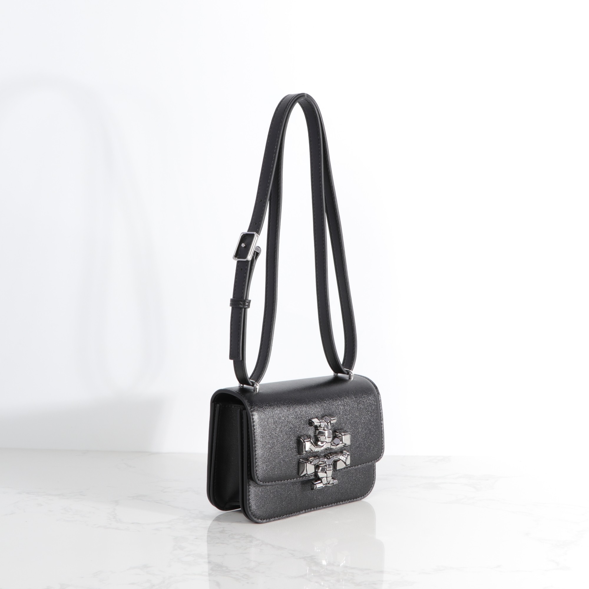 Tory Burch ～426# 包款全新设计光滑金属饰件 开边珠材质的 尽显盒子包的简约线条 工艺精湛