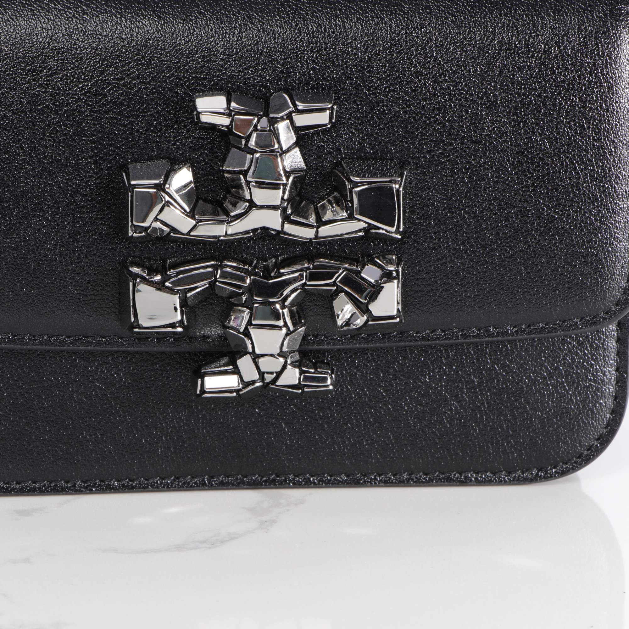 Tory Burch ～426# 包款全新设计光滑金属饰件 开边珠材质的 尽显盒子包的简约线条 工艺精湛
