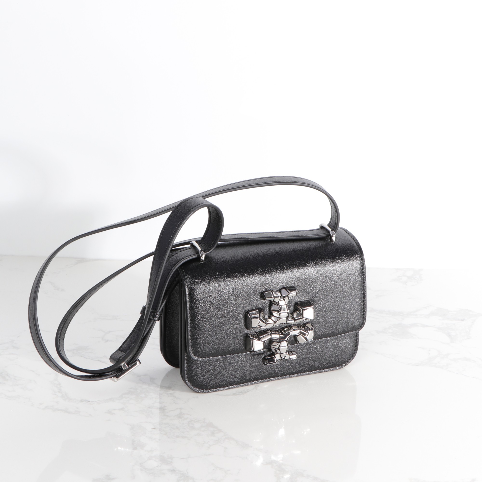 Tory Burch ～426# 包款全新设计光滑金属饰件 开边珠材质的 尽显盒子包的简约线条 工艺精湛