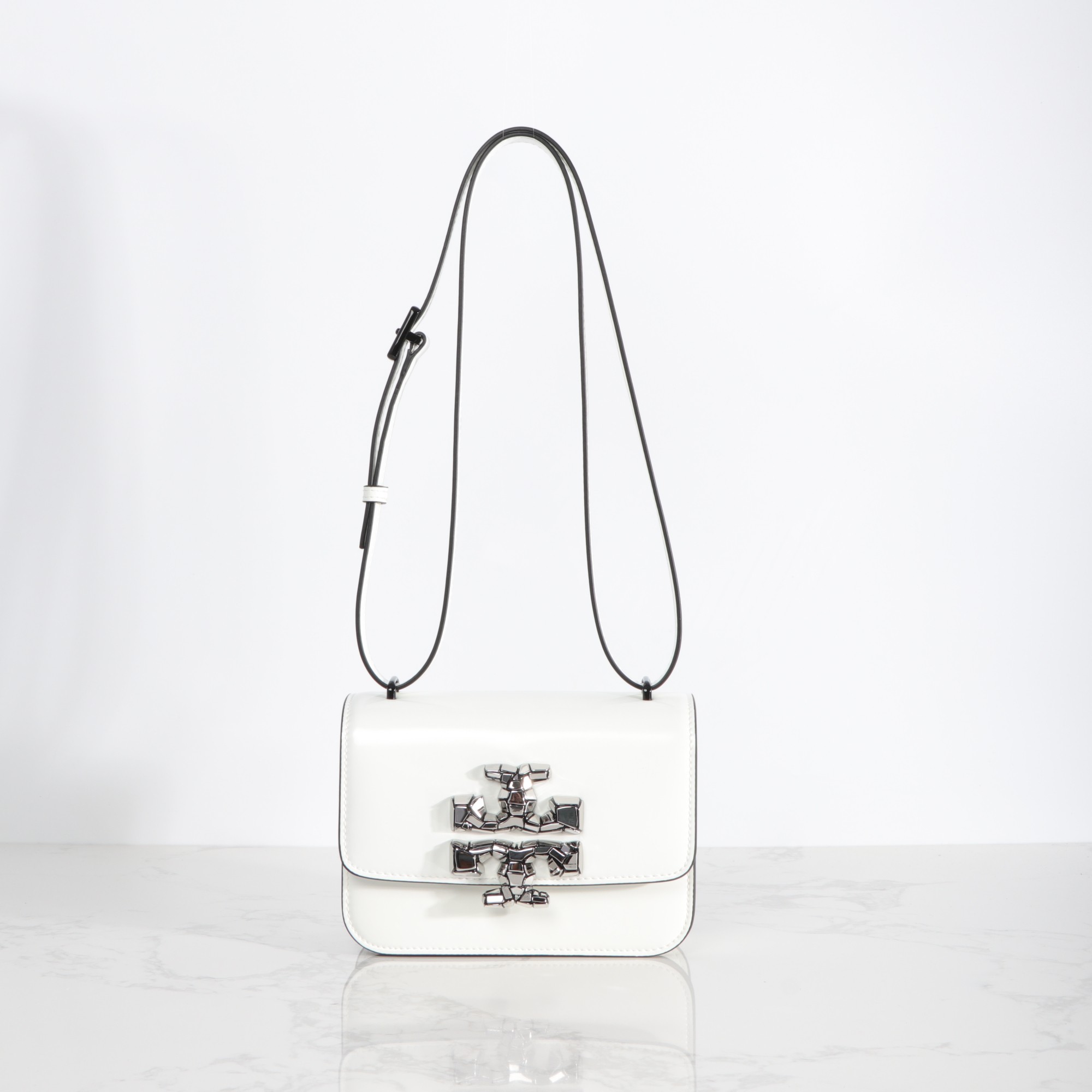 Tory Burch ～426# 包款全新设计光滑金属饰件 开边珠材质的 尽显盒子包的简约线条 工艺精湛