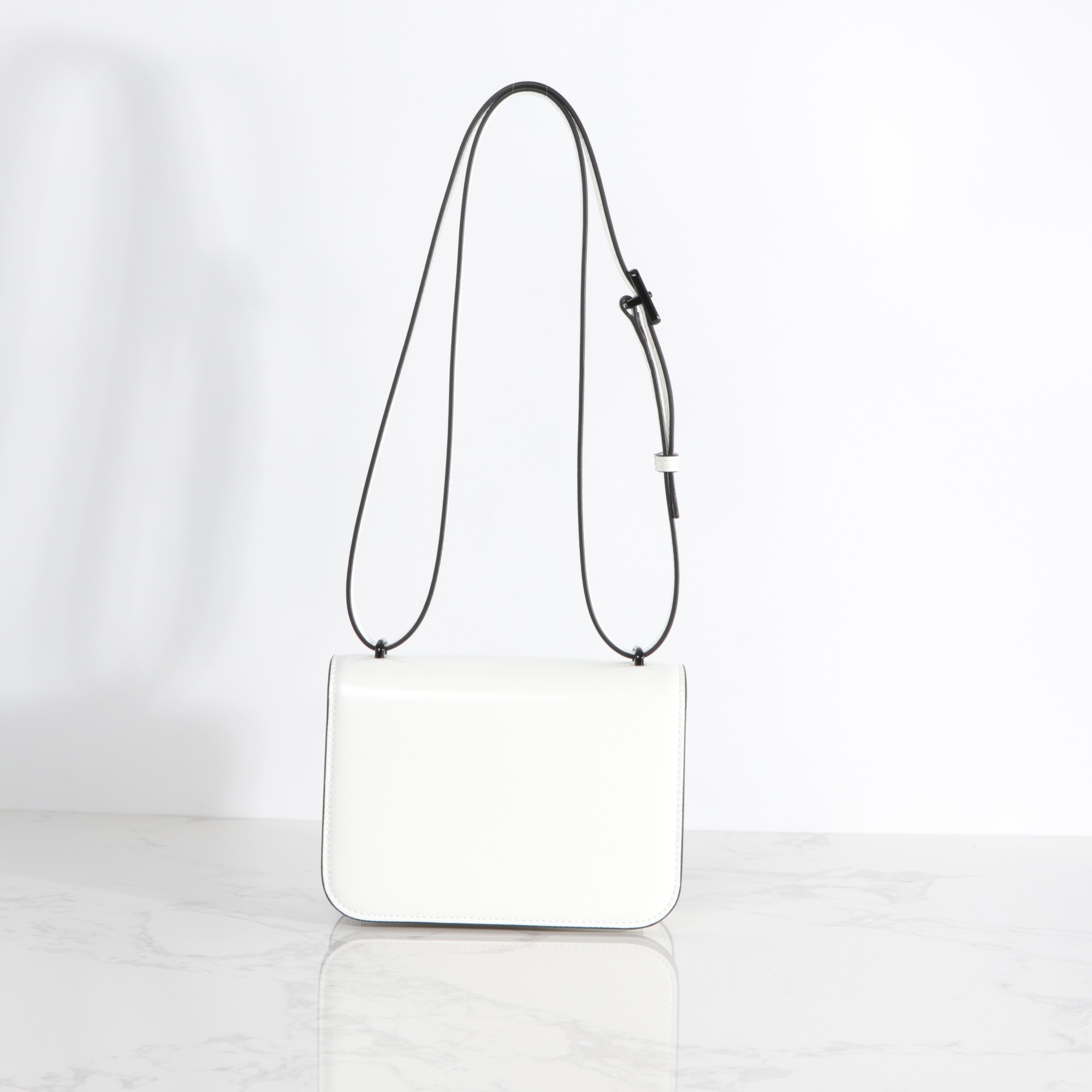 Tory Burch ～426# 包款全新设计光滑金属饰件 开边珠材质的 尽显盒子包的简约线条 工艺精湛