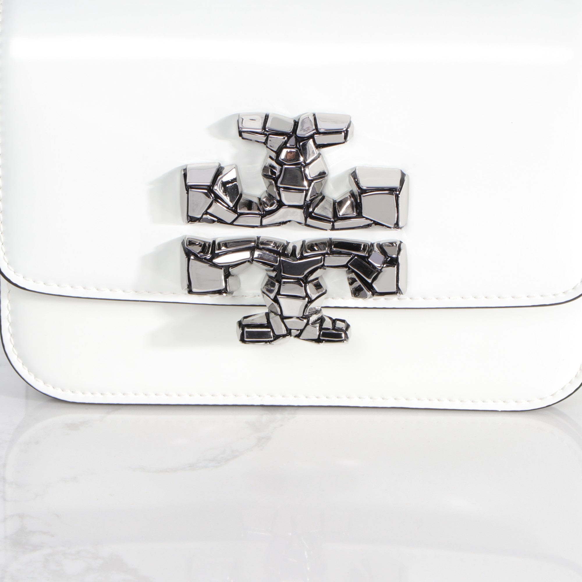 Tory Burch ～426# 包款全新设计光滑金属饰件 开边珠材质的 尽显盒子包的简约线条 工艺精湛