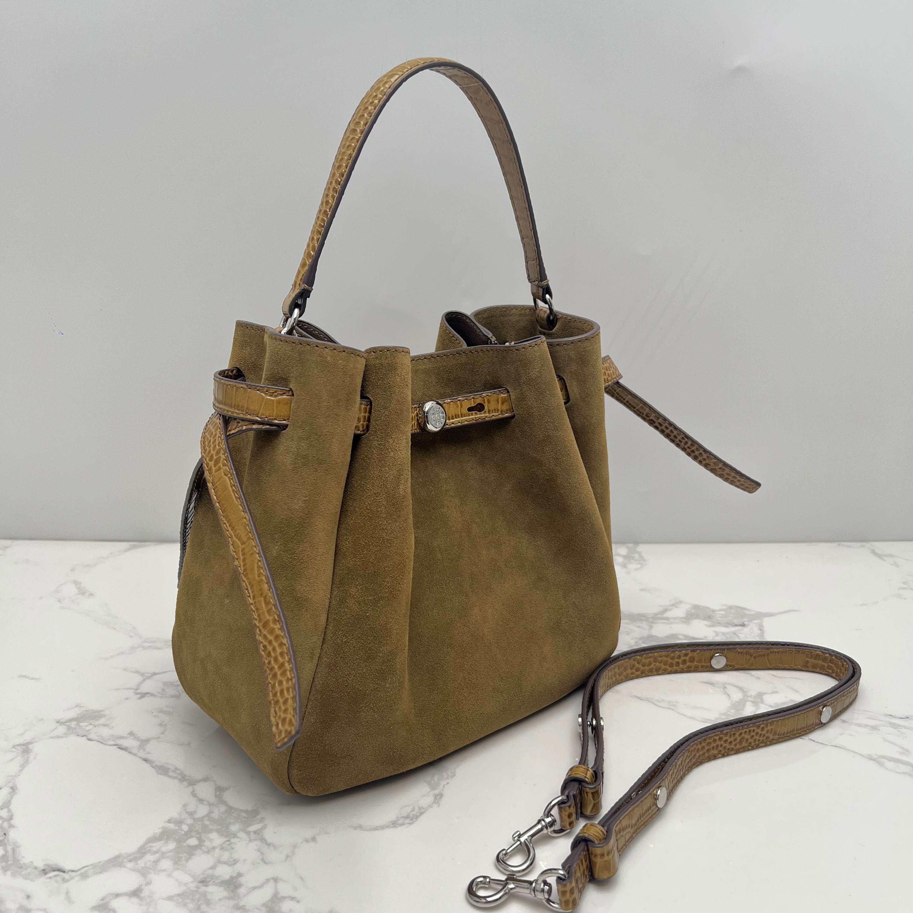 Tory Burch ～169275# ROMY手提斜挎水桶包 采用细腻厚实的头层牛皮材质 具有柔和收腰的轮廓
