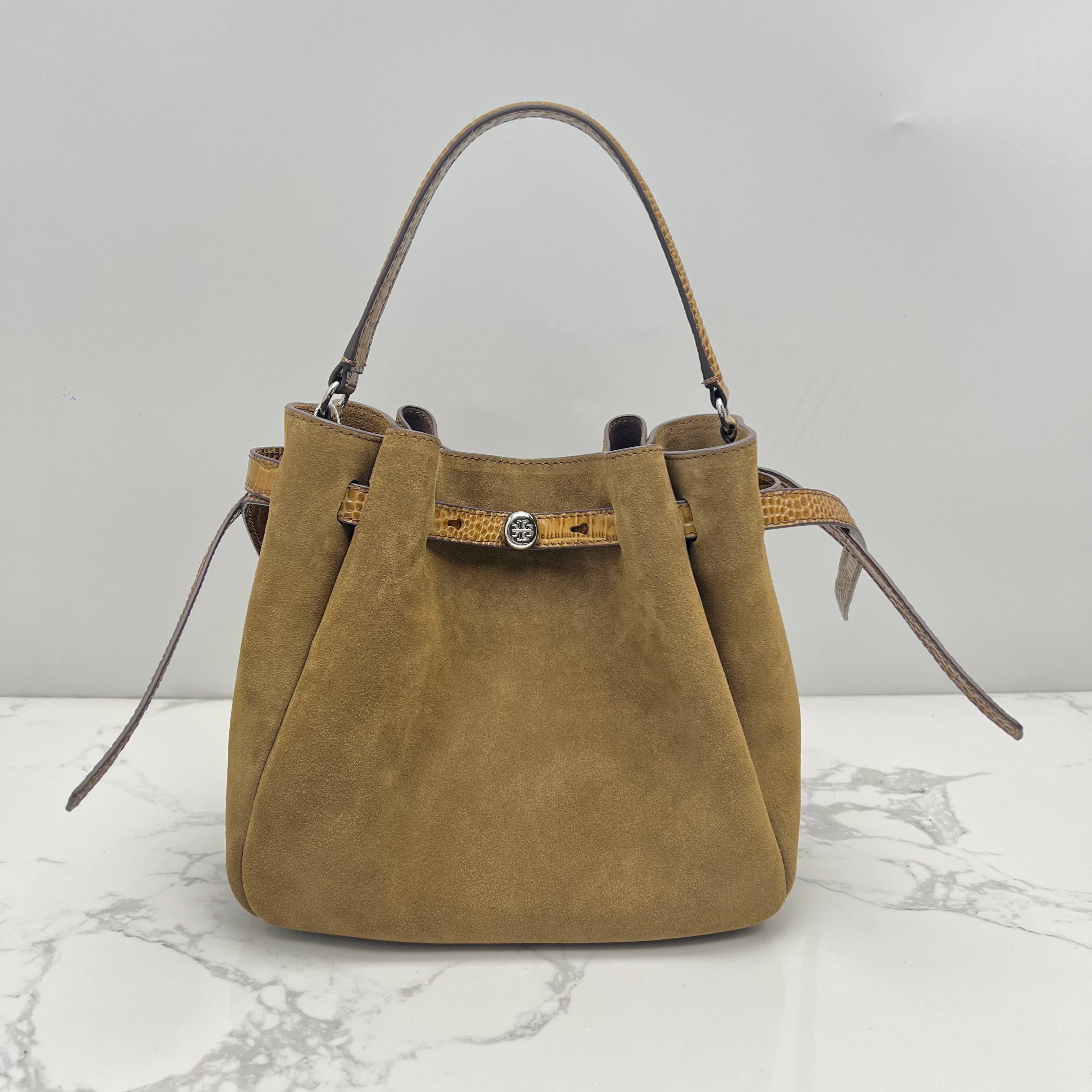 Tory Burch ～169275# ROMY手提斜挎水桶包 采用细腻厚实的头层牛皮材质 具有柔和收腰的轮廓