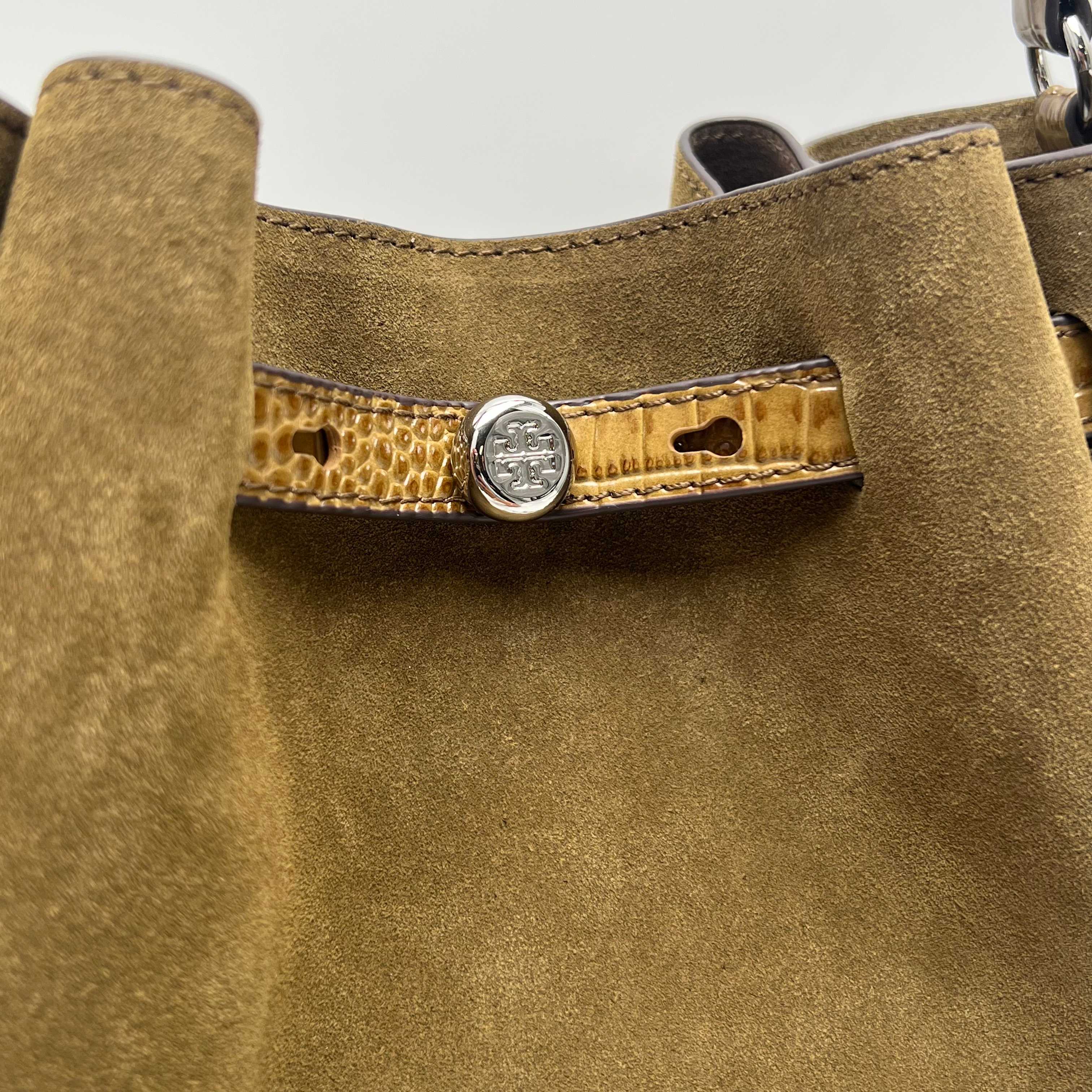 Tory Burch ～169275# ROMY手提斜挎水桶包 采用细腻厚实的头层牛皮材质 具有柔和收腰的轮廓