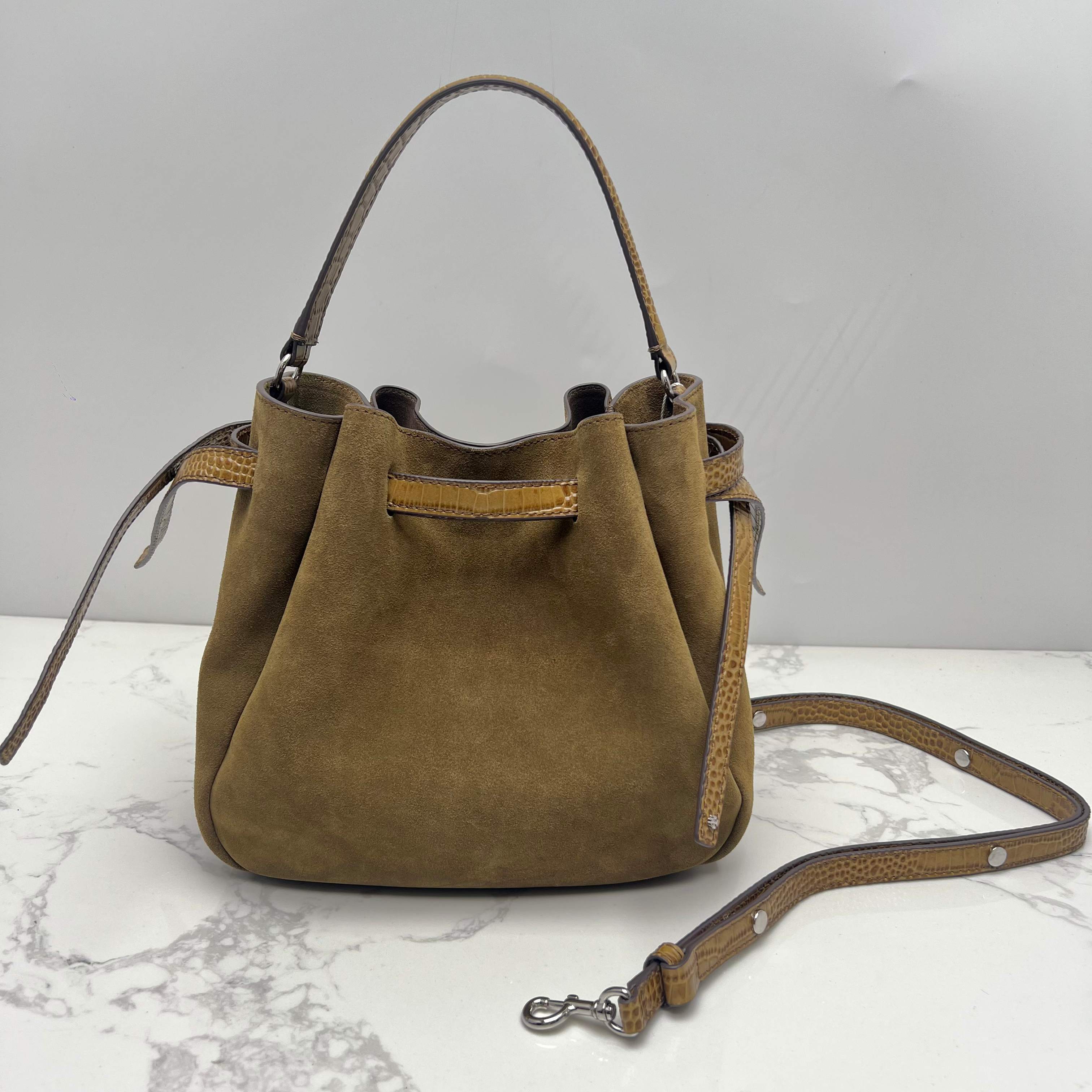 Tory Burch ～169275# ROMY手提斜挎水桶包 采用细腻厚实的头层牛皮材质 具有柔和收腰的轮廓