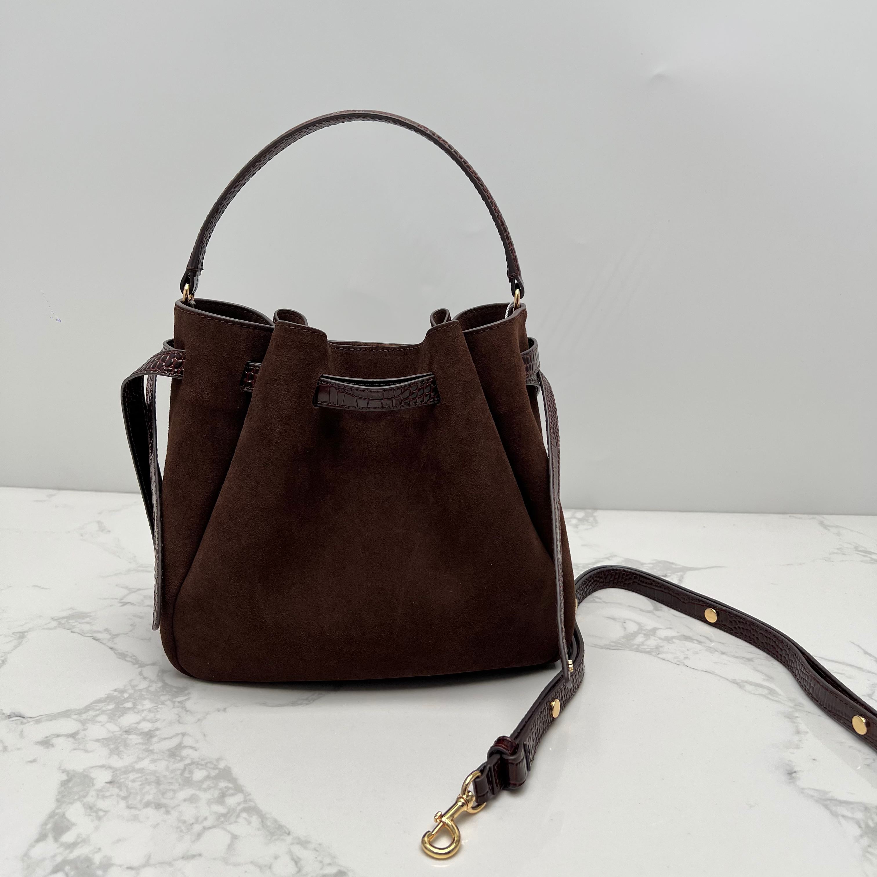 Tory Burch ～169275# ROMY手提斜挎水桶包 采用细腻厚实的头层牛皮材质 具有柔和收腰的轮廓