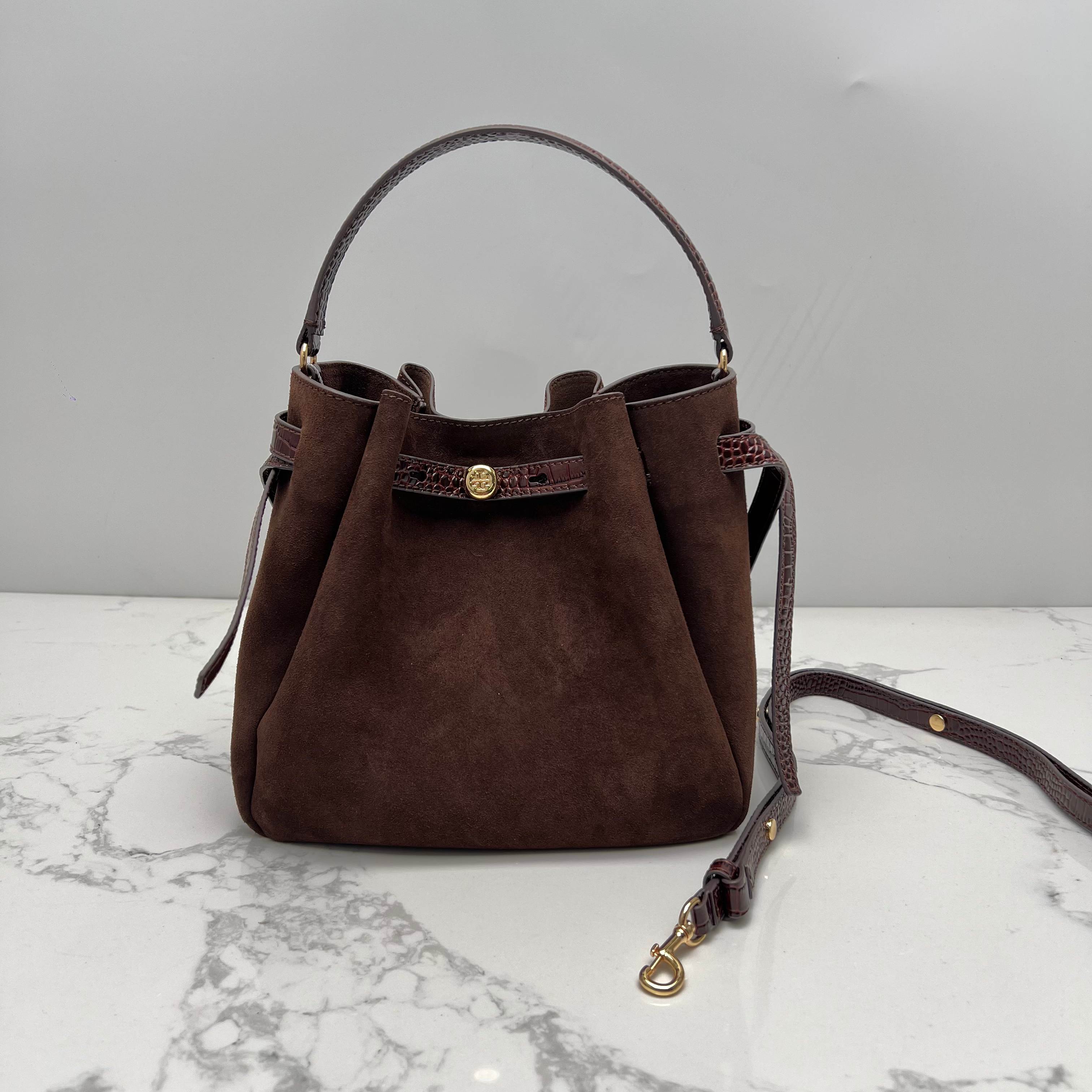 Tory Burch ～169275# ROMY手提斜挎水桶包 采用细腻厚实的头层牛皮材质 具有柔和收腰的轮廓