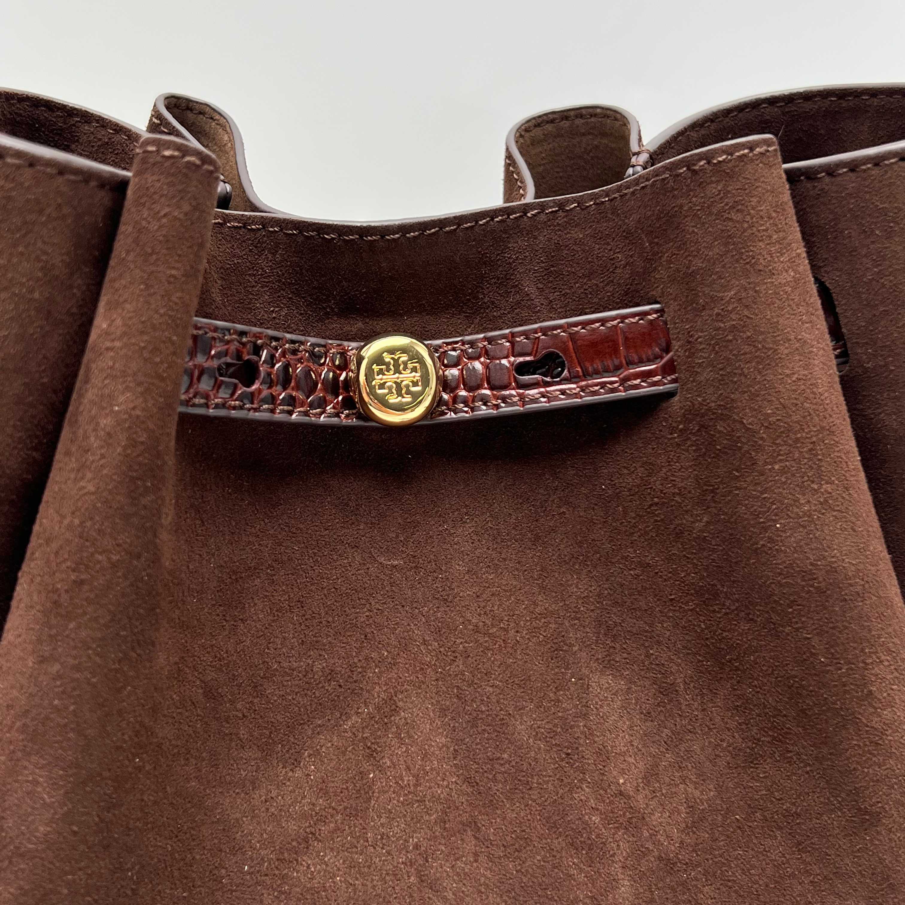 Tory Burch ～169275# ROMY手提斜挎水桶包 采用细腻厚实的头层牛皮材质 具有柔和收腰的轮廓