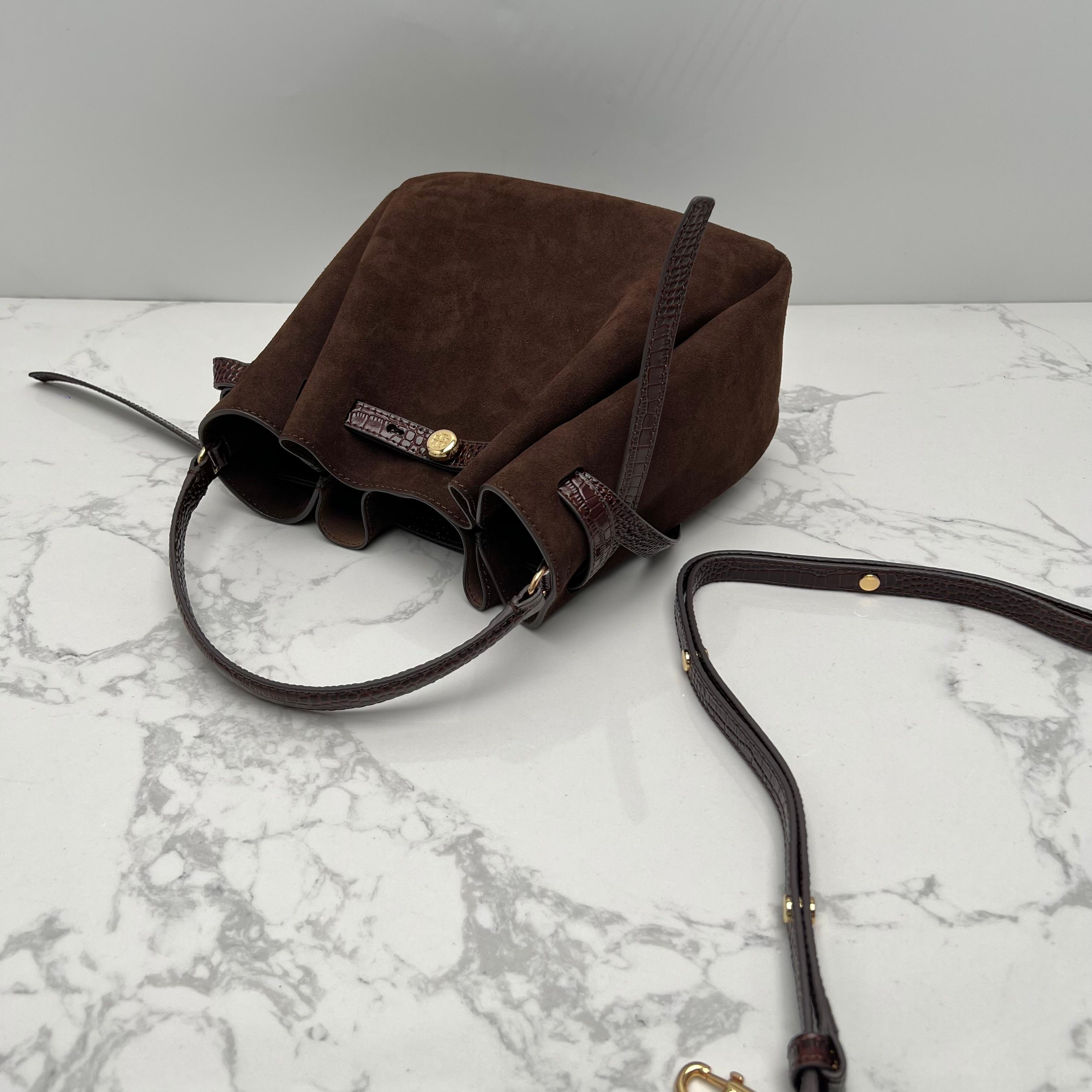 Tory Burch ～169275# ROMY手提斜挎水桶包 采用细腻厚实的头层牛皮材质 具有柔和收腰的轮廓