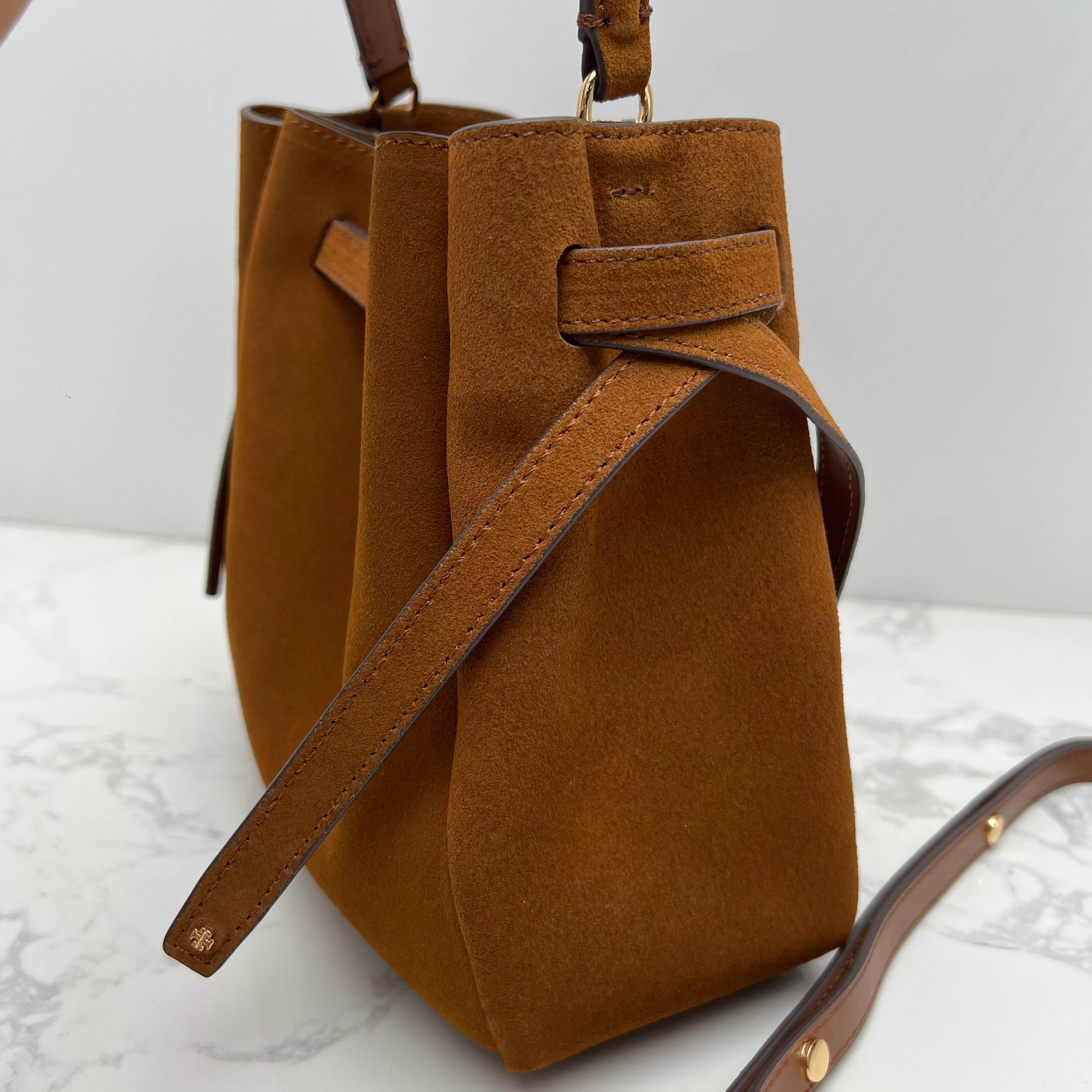 Tory Burch ～169275# ROMY手提斜挎水桶包 采用细腻厚实的头层牛皮材质 具有柔和收腰的轮廓