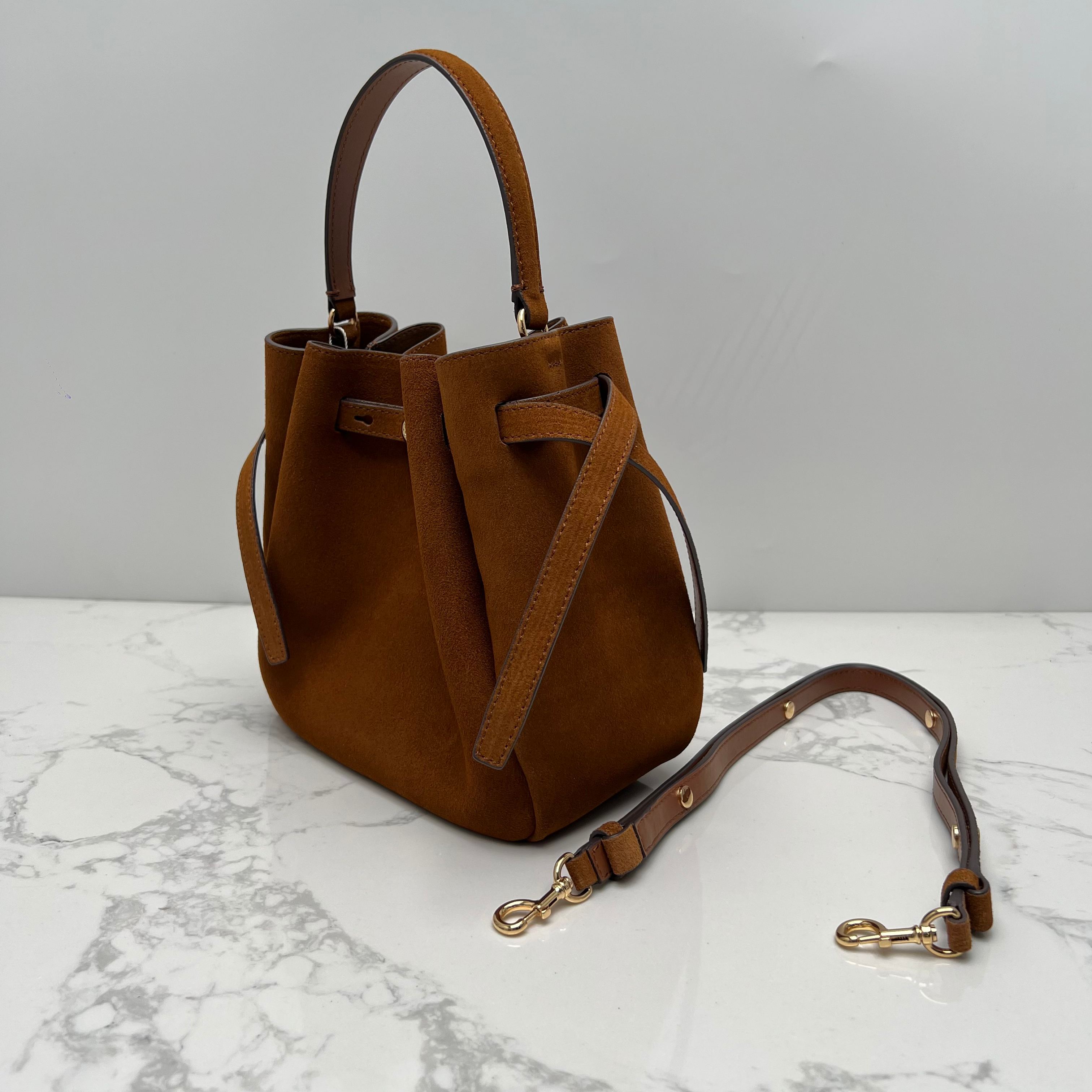 Tory Burch ～169275# ROMY手提斜挎水桶包 采用细腻厚实的头层牛皮材质 具有柔和收腰的轮廓