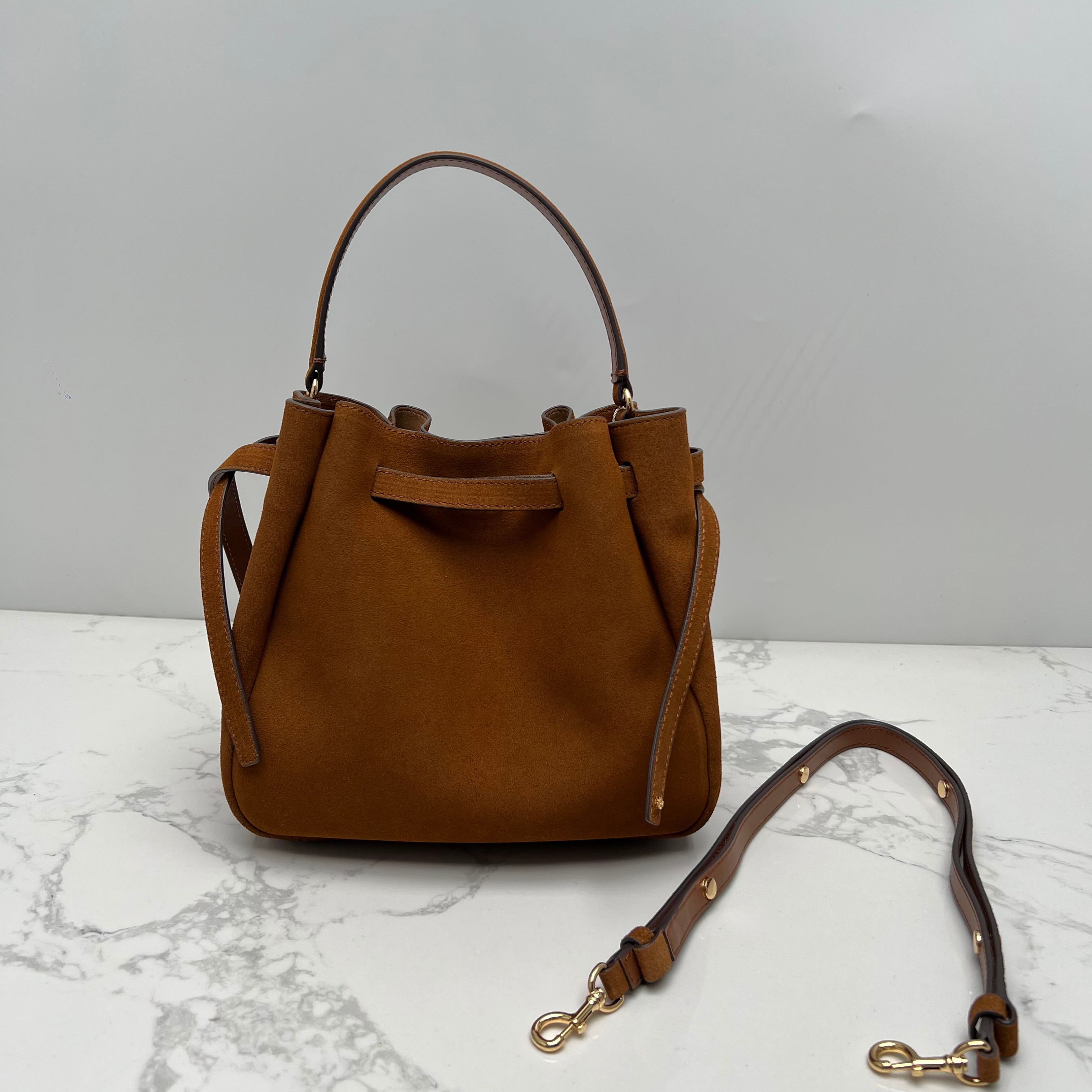 Tory Burch ～169275# ROMY手提斜挎水桶包 采用细腻厚实的头层牛皮材质 具有柔和收腰的轮廓