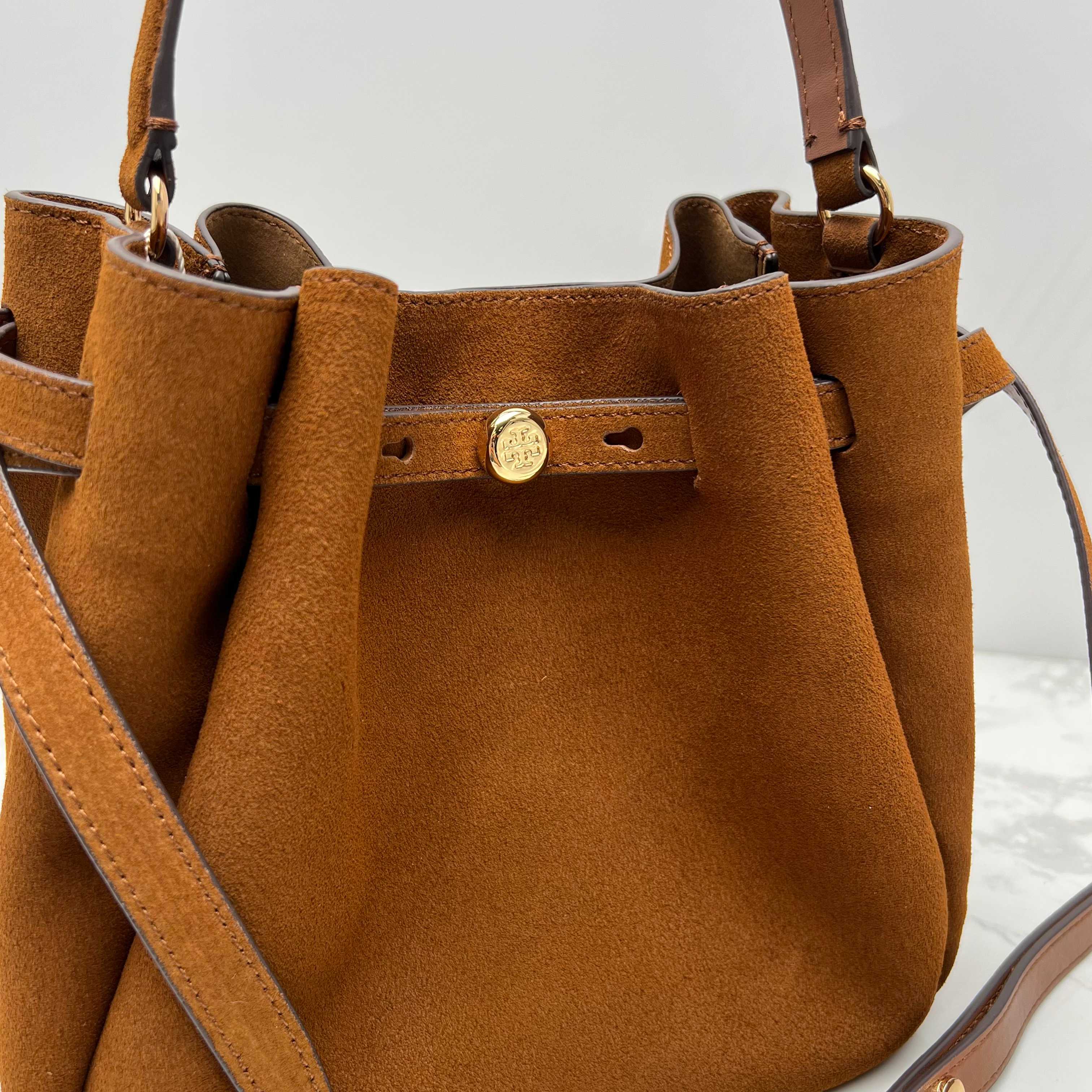 Tory Burch ～169275# ROMY手提斜挎水桶包 采用细腻厚实的头层牛皮材质 具有柔和收腰的轮廓