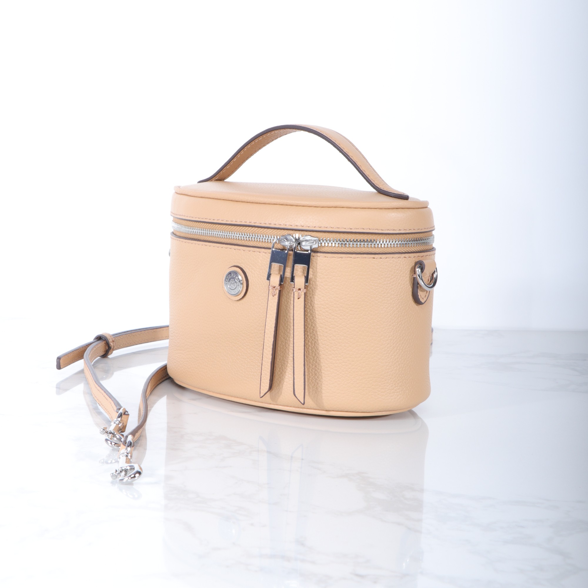 Tory Burch ～959#新款化妆包 重塑 格调 精选柔软荔枝纹头层牛皮打造 内部设有口袋 可使用顶部提柄手提