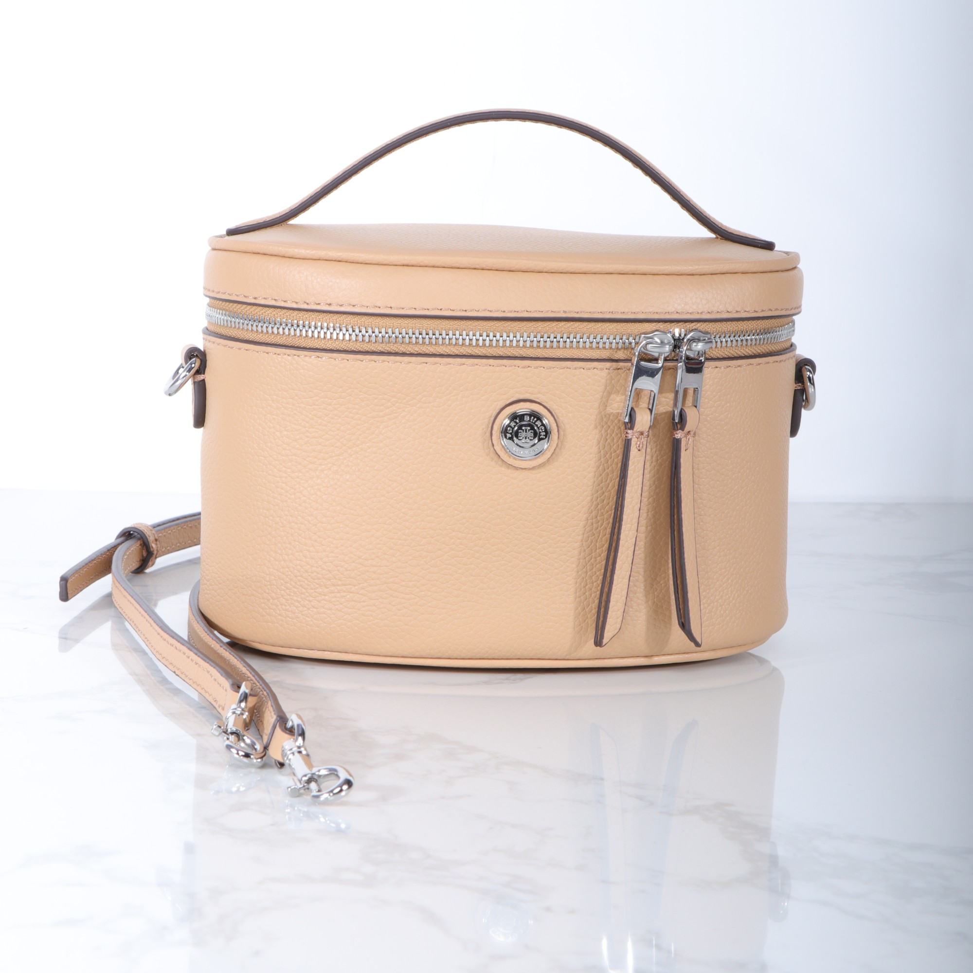 Tory Burch ～959#新款化妆包 重塑 格调 精选柔软荔枝纹头层牛皮打造 内部设有口袋 可使用顶部提柄手提