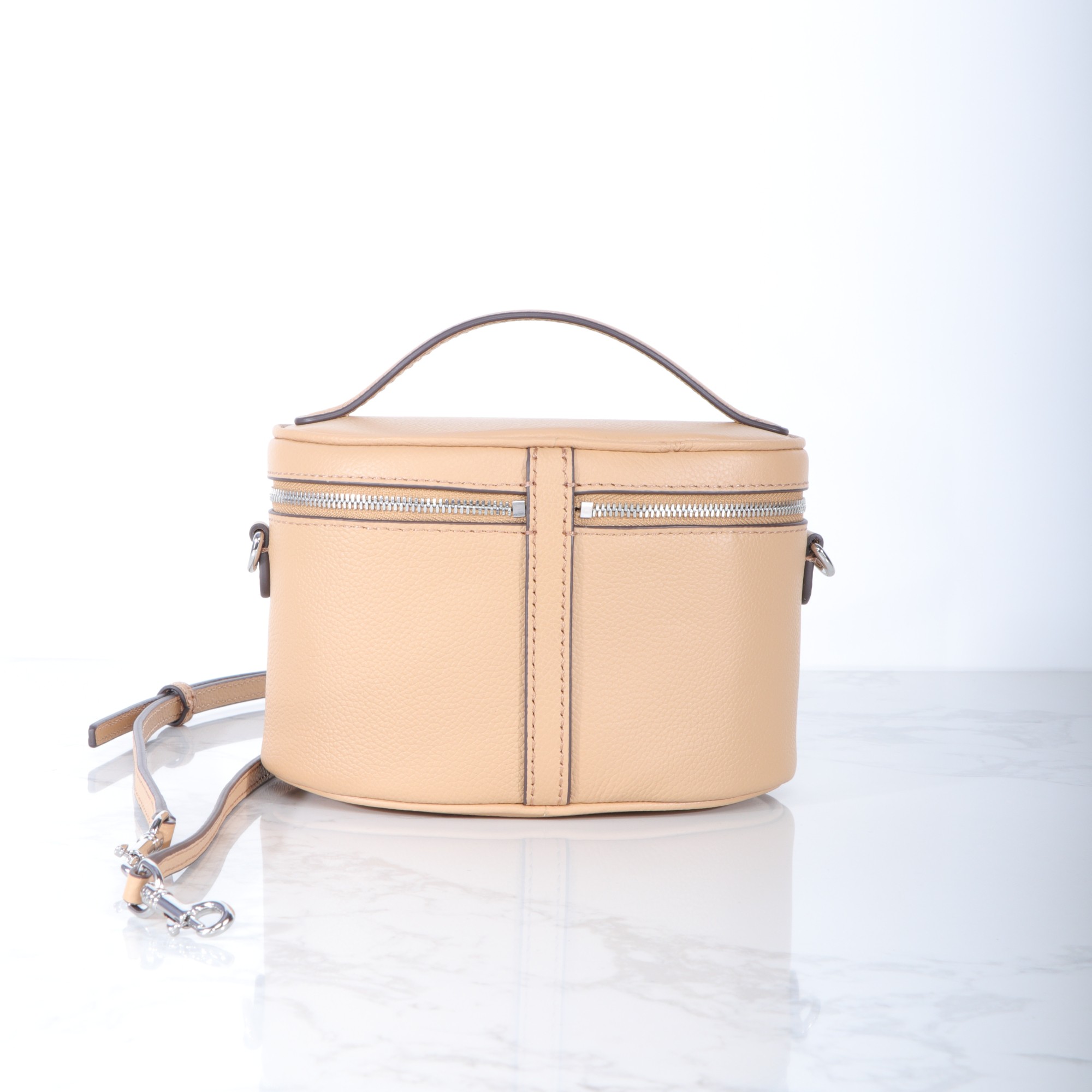 Tory Burch ～959#新款化妆包 重塑 格调 精选柔软荔枝纹头层牛皮打造 内部设有口袋 可使用顶部提柄手提