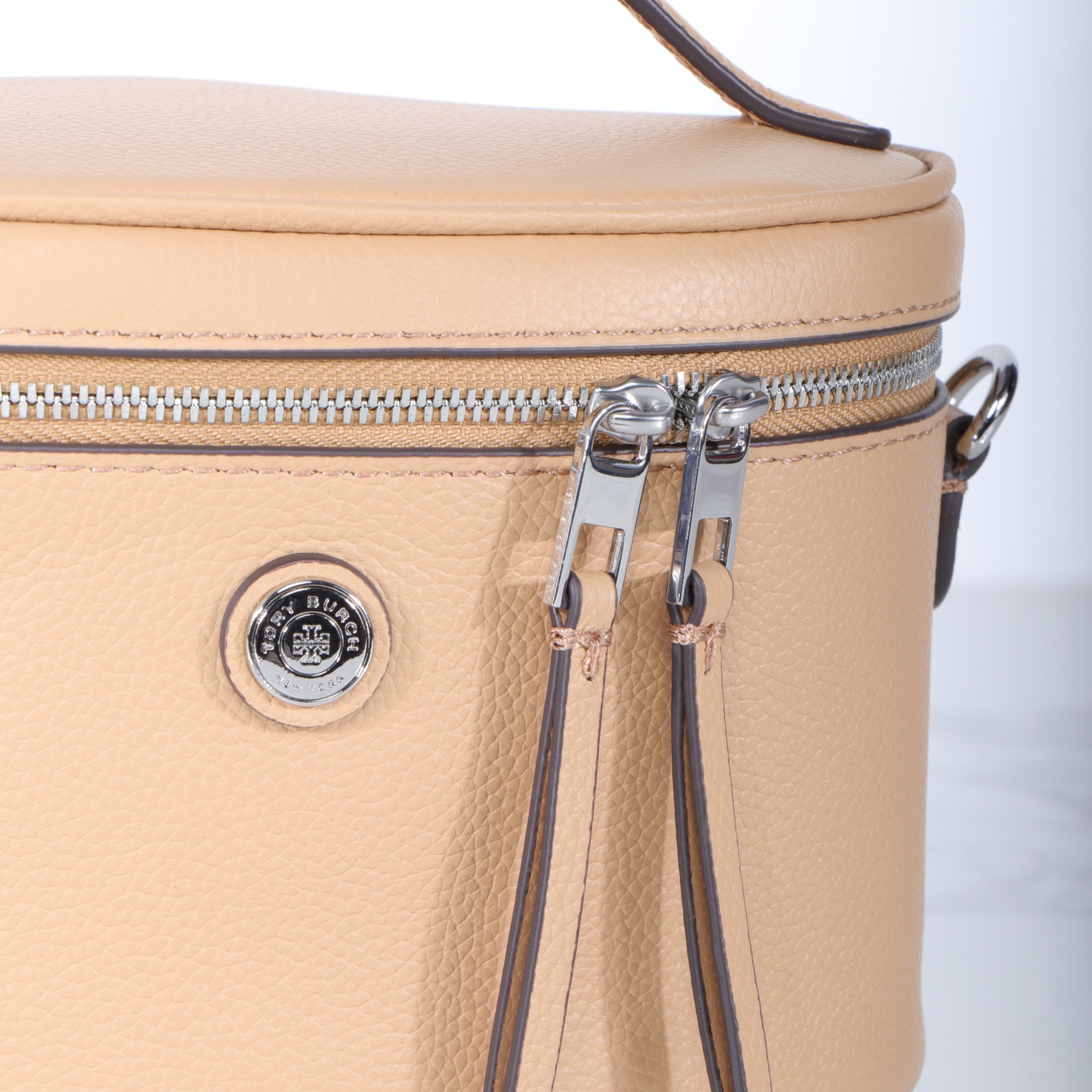 Tory Burch ～959#新款化妆包 重塑 格调 精选柔软荔枝纹头层牛皮打造 内部设有口袋 可使用顶部提柄手提