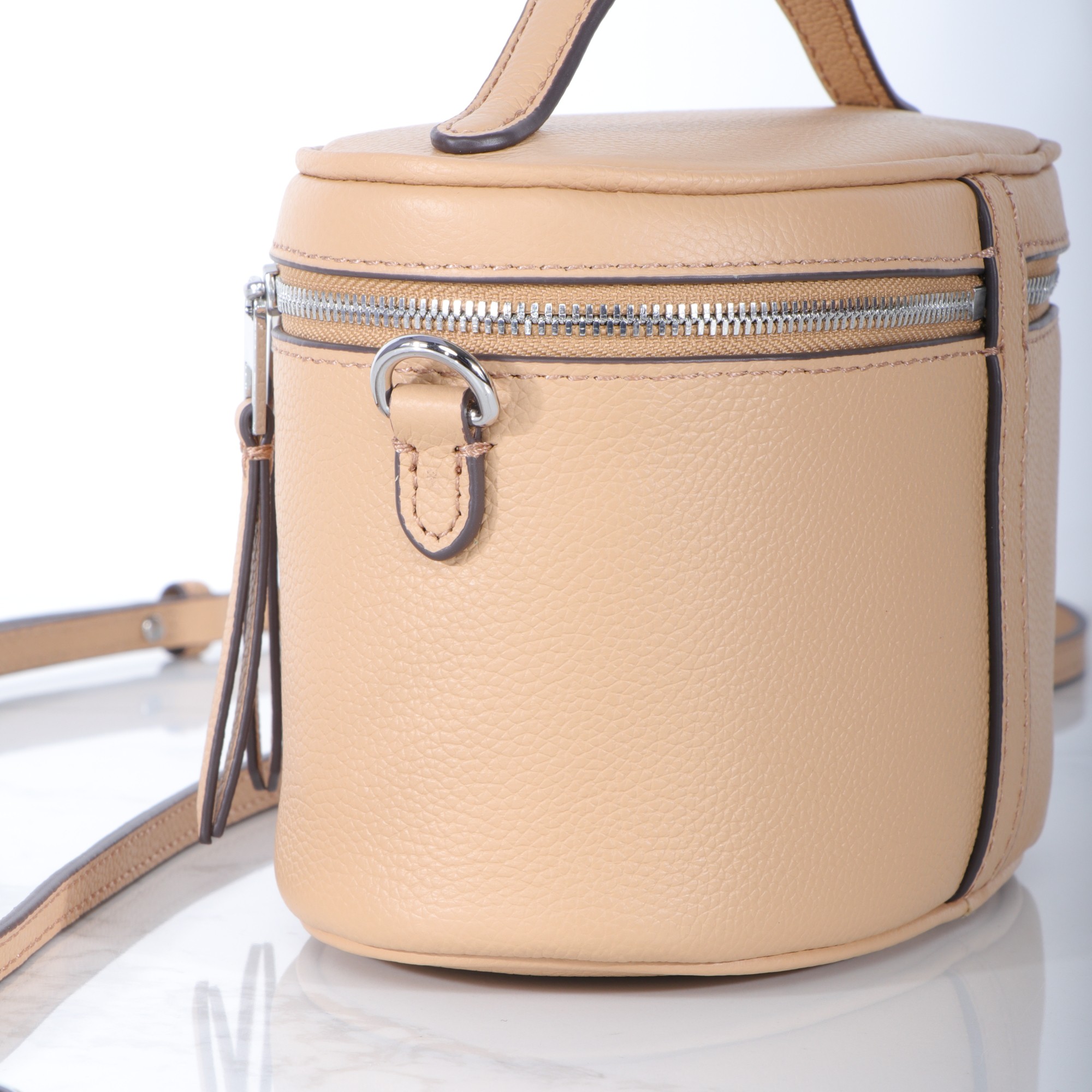 Tory Burch ～959#新款化妆包 重塑 格调 精选柔软荔枝纹头层牛皮打造 内部设有口袋 可使用顶部提柄手提