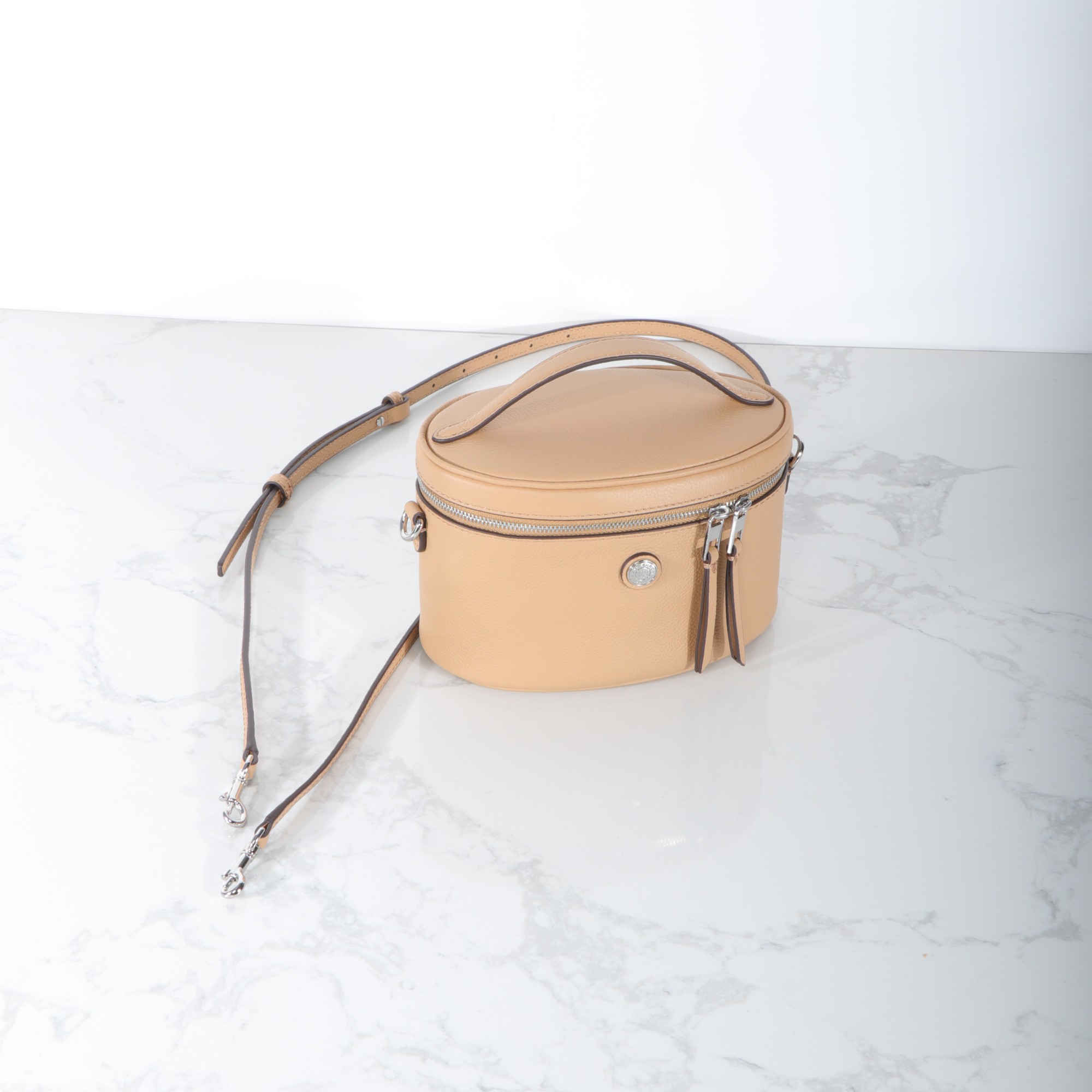 Tory Burch ～959#新款化妆包 重塑 格调 精选柔软荔枝纹头层牛皮打造 内部设有口袋 可使用顶部提柄手提
