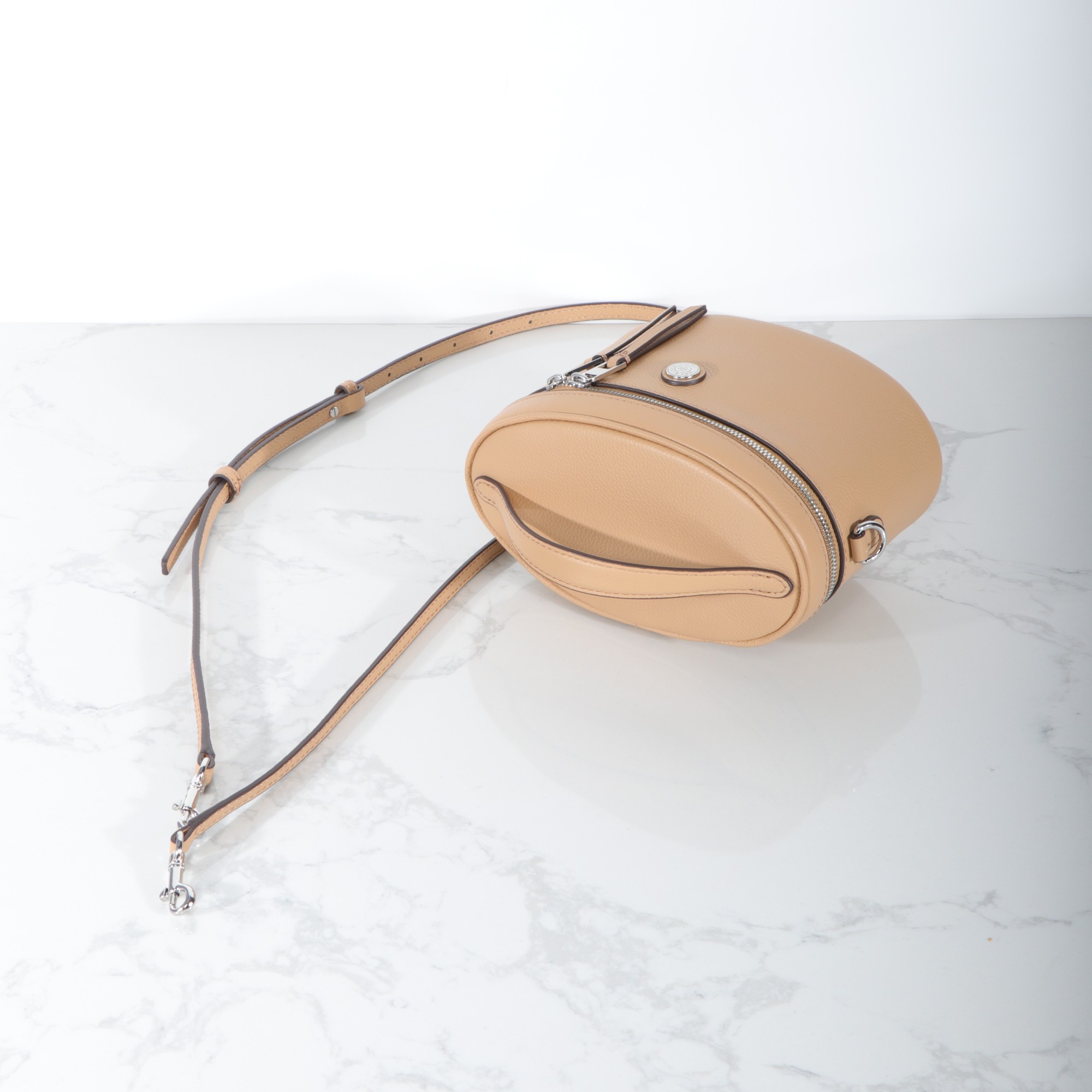 Tory Burch ～959#新款化妆包 重塑 格调 精选柔软荔枝纹头层牛皮打造 内部设有口袋 可使用顶部提柄手提