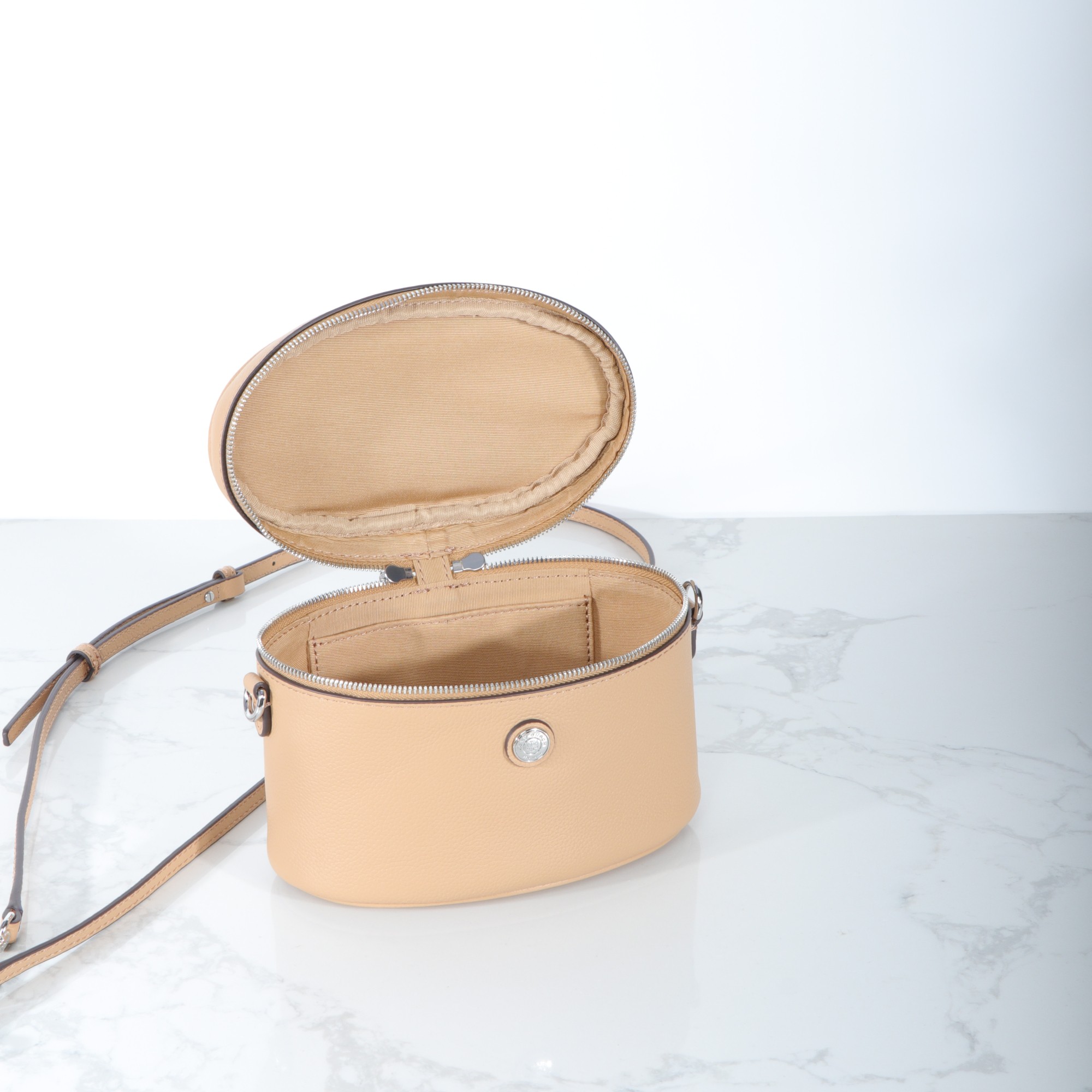 Tory Burch ～959#新款化妆包 重塑 格调 精选柔软荔枝纹头层牛皮打造 内部设有口袋 可使用顶部提柄手提