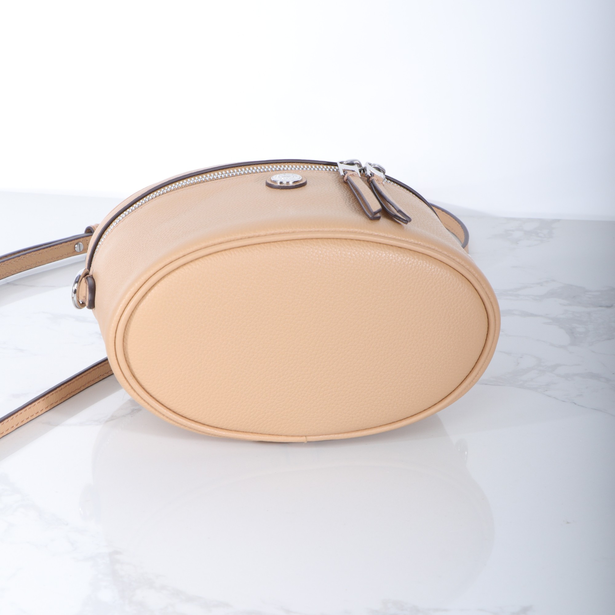Tory Burch ～959#新款化妆包 重塑 格调 精选柔软荔枝纹头层牛皮打造 内部设有口袋 可使用顶部提柄手提