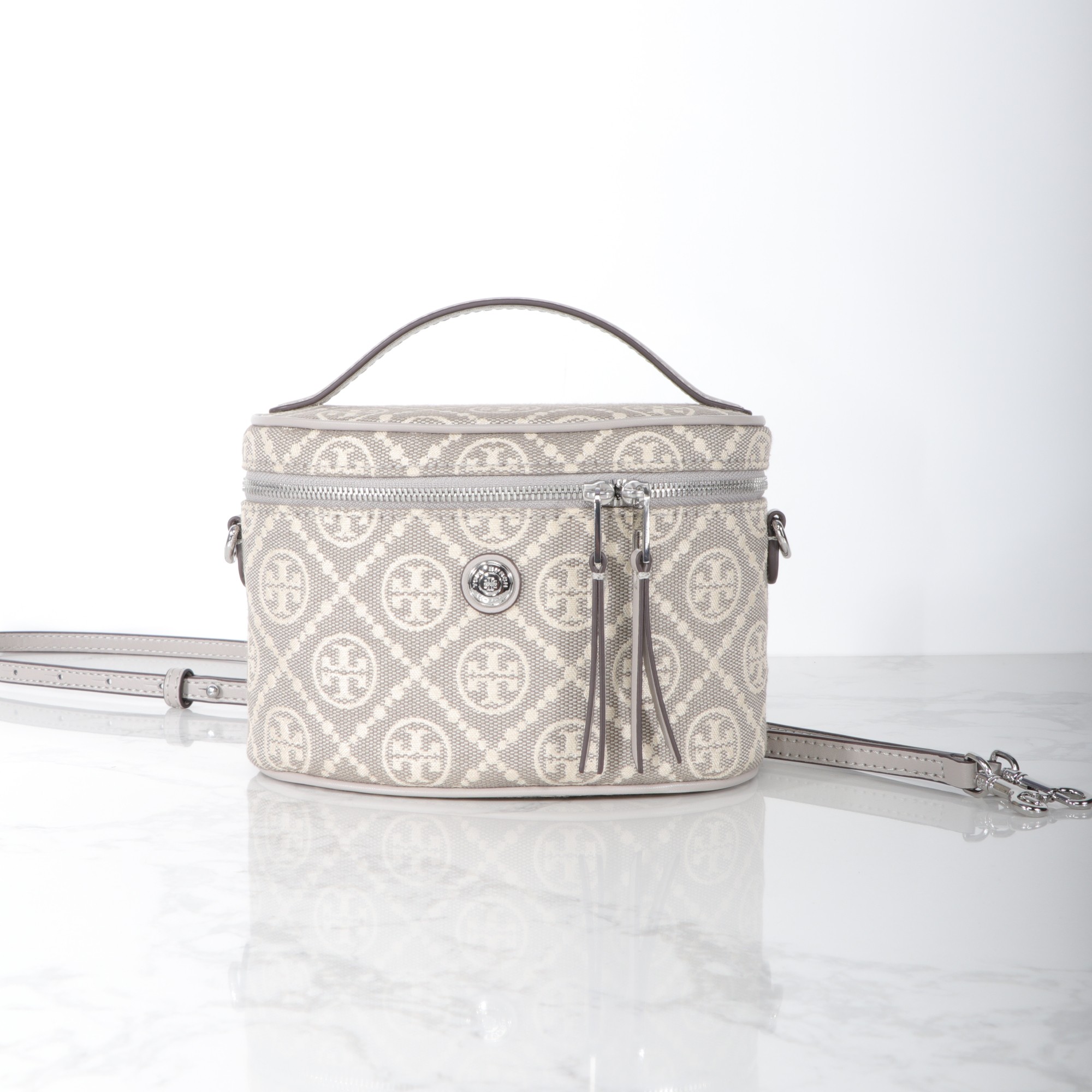 Tory Burch ～959#新款化妆包 重塑 格调 精选柔软老花布料打造 内部设有口袋 可使用顶部提柄手提