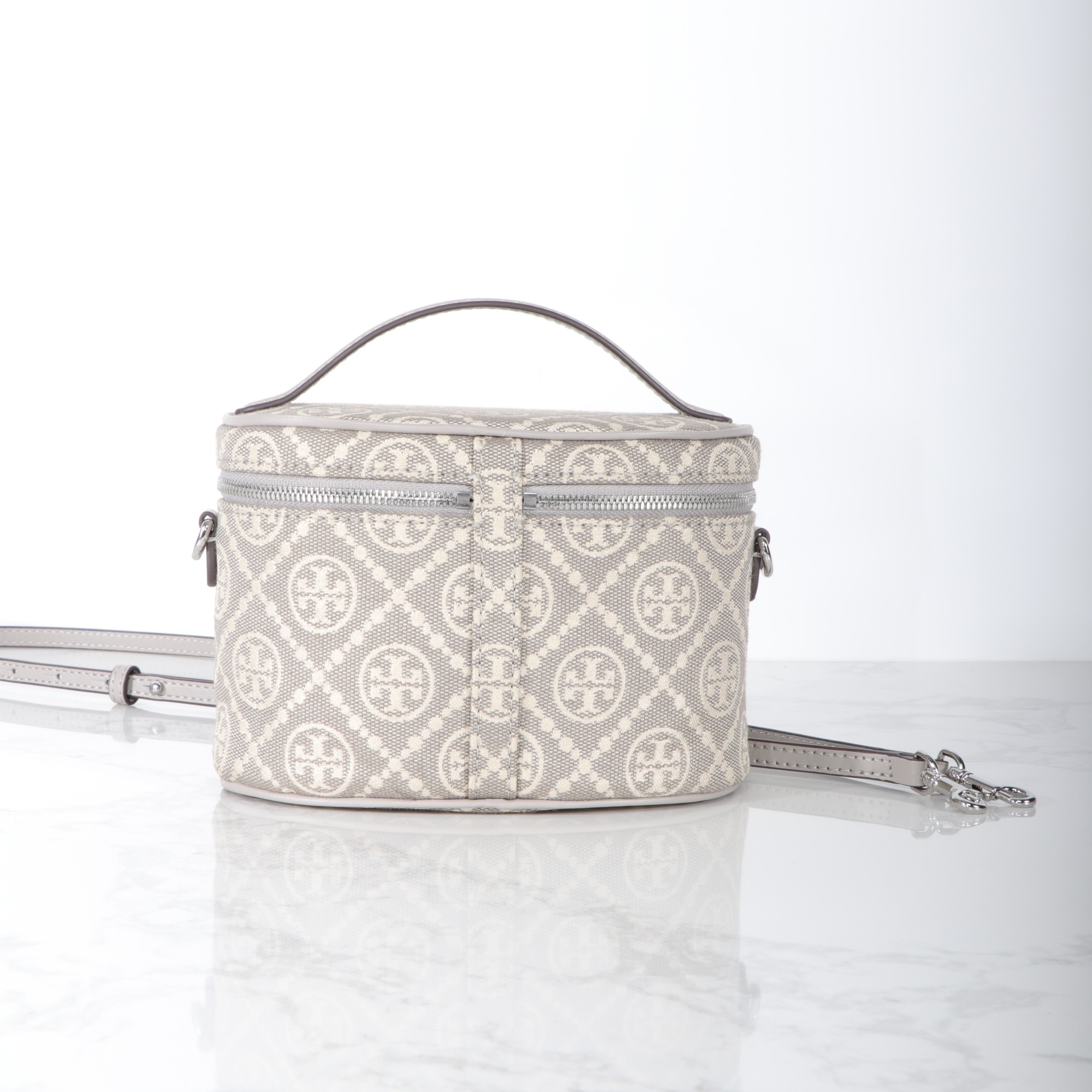 Tory Burch ～959#新款化妆包 重塑 格调 精选柔软老花布料打造 内部设有口袋 可使用顶部提柄手提