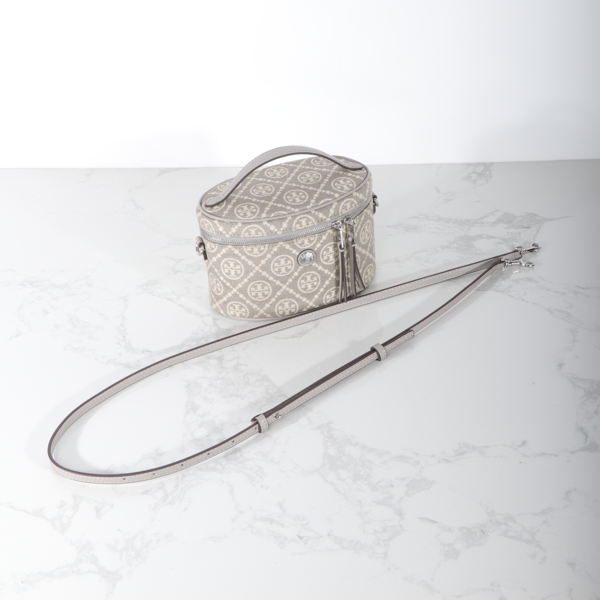 Tory Burch ～959#新款化妆包 重塑 格调 精选柔软老花布料打造 内部设有口袋 可使用顶部提柄手提