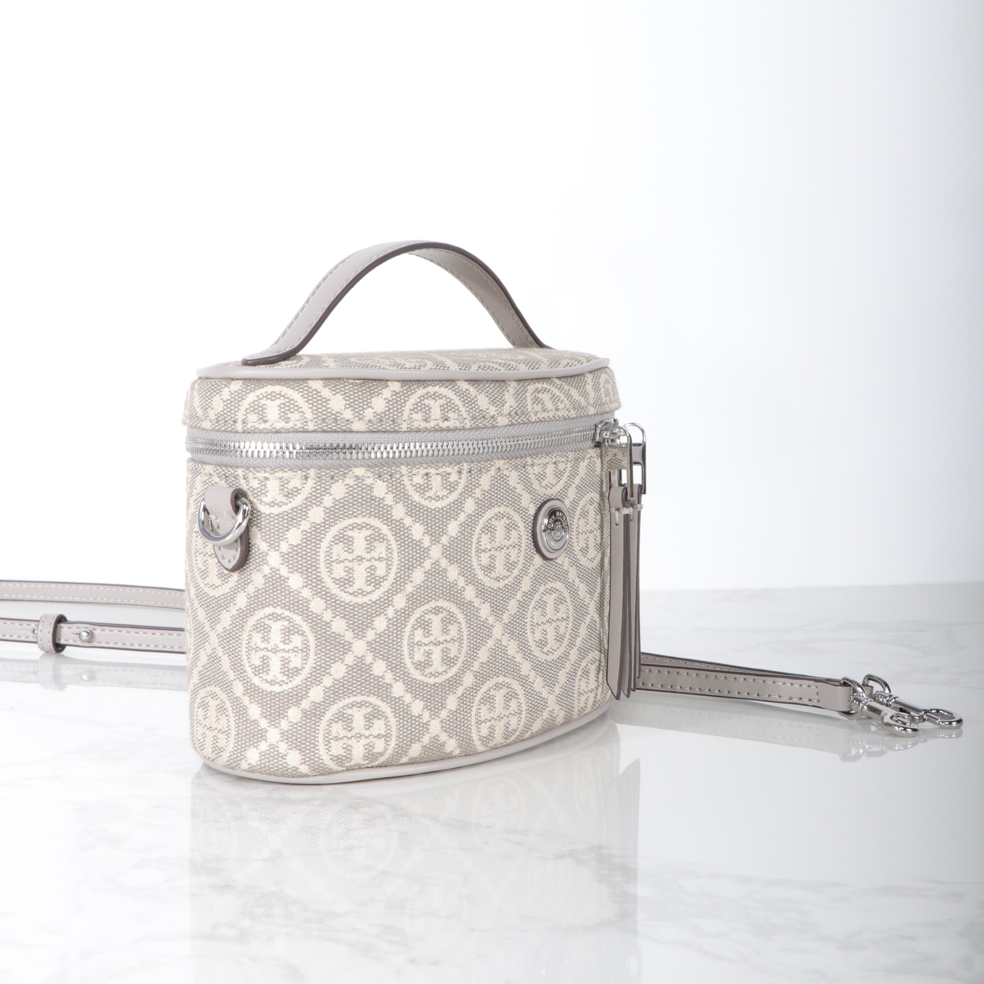 Tory Burch ～959#新款化妆包 重塑 格调 精选柔软老花布料打造 内部设有口袋 可使用顶部提柄手提