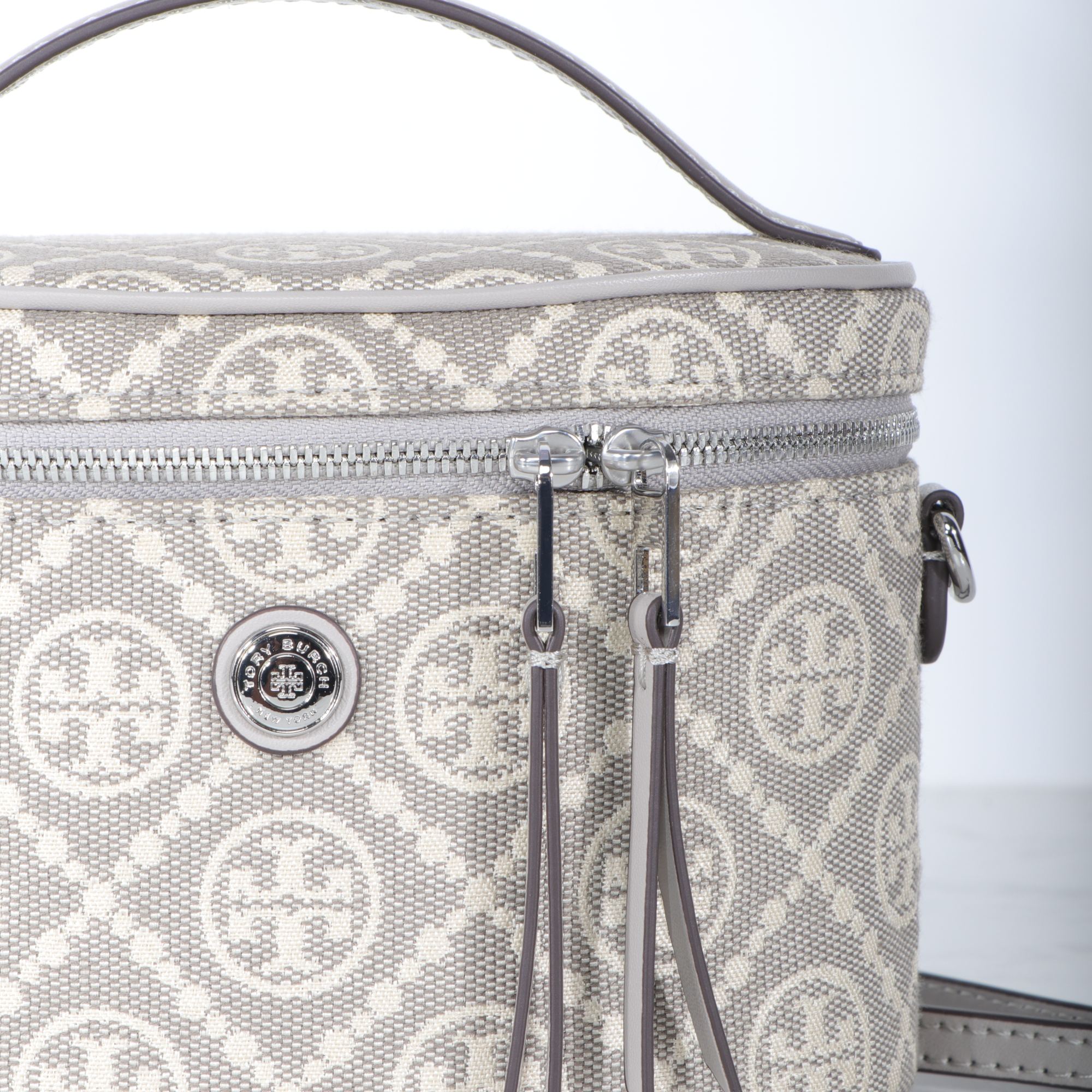Tory Burch ～959#新款化妆包 重塑 格调 精选柔软老花布料打造 内部设有口袋 可使用顶部提柄手提