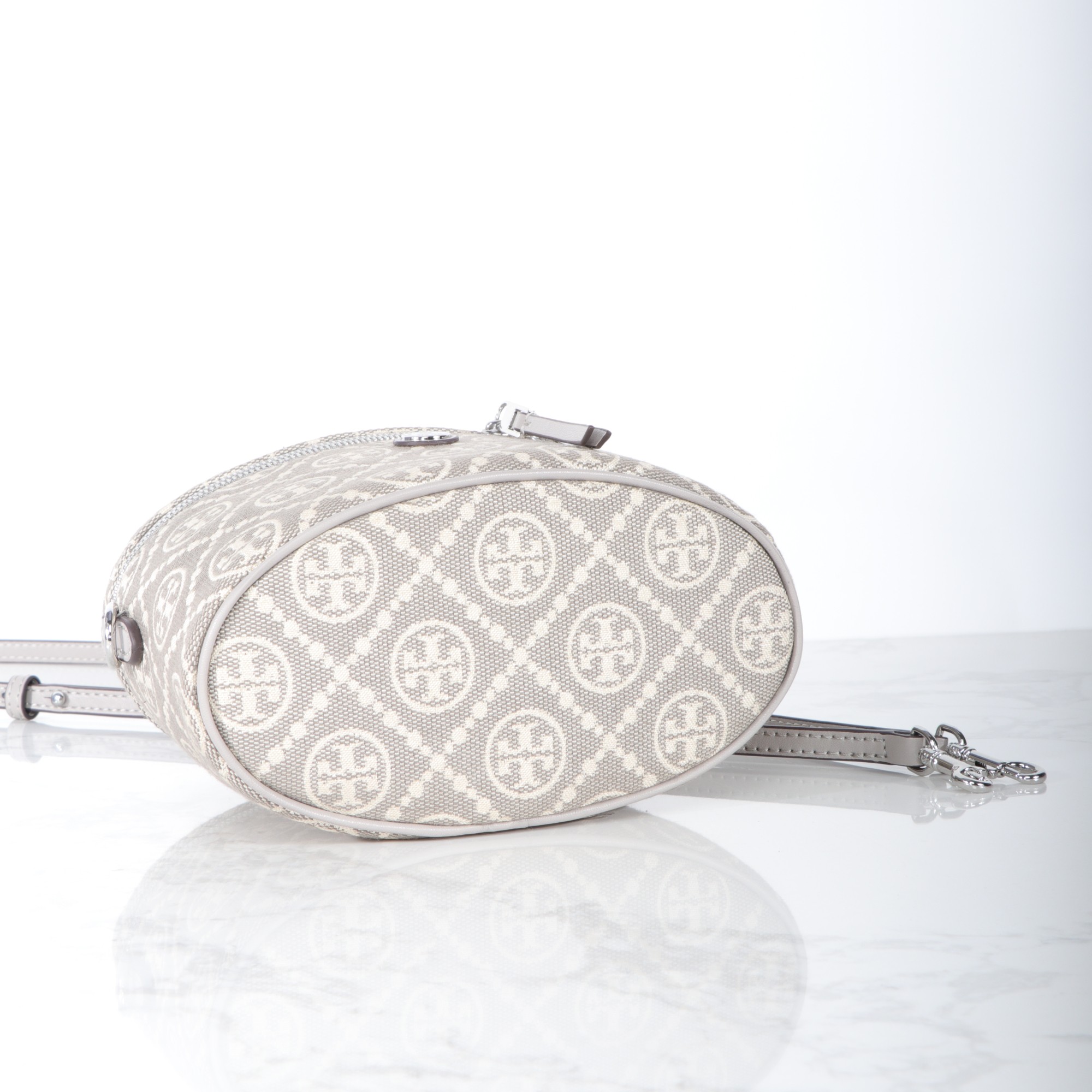 Tory Burch ～959#新款化妆包 重塑 格调 精选柔软老花布料打造 内部设有口袋 可使用顶部提柄手提