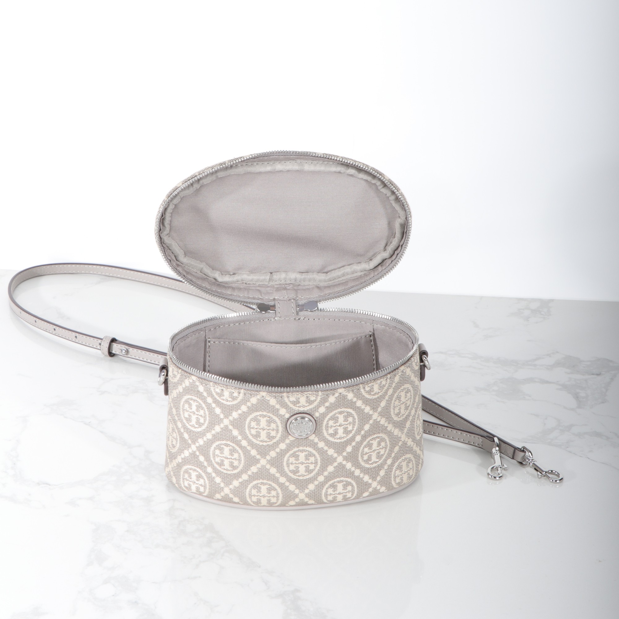 Tory Burch ～959#新款化妆包 重塑 格调 精选柔软老花布料打造 内部设有口袋 可使用顶部提柄手提